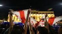 Demonstranten, die sich gegen den Gesetzentwurf zur „Transparenz ausländischer Einflussnahme“ aussprechen, versammeln sich vor dem Parlamentsgebäude zu einer nächtlichen Protestaktion in Tiflis, Georgien