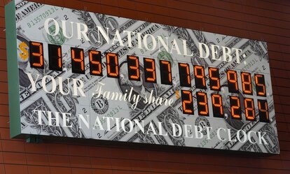 Die Uhr der Staatsverschuldung ist am Donnerstag, den 25. Mai 2023, im Zentrum von Manhattan zu sehen.