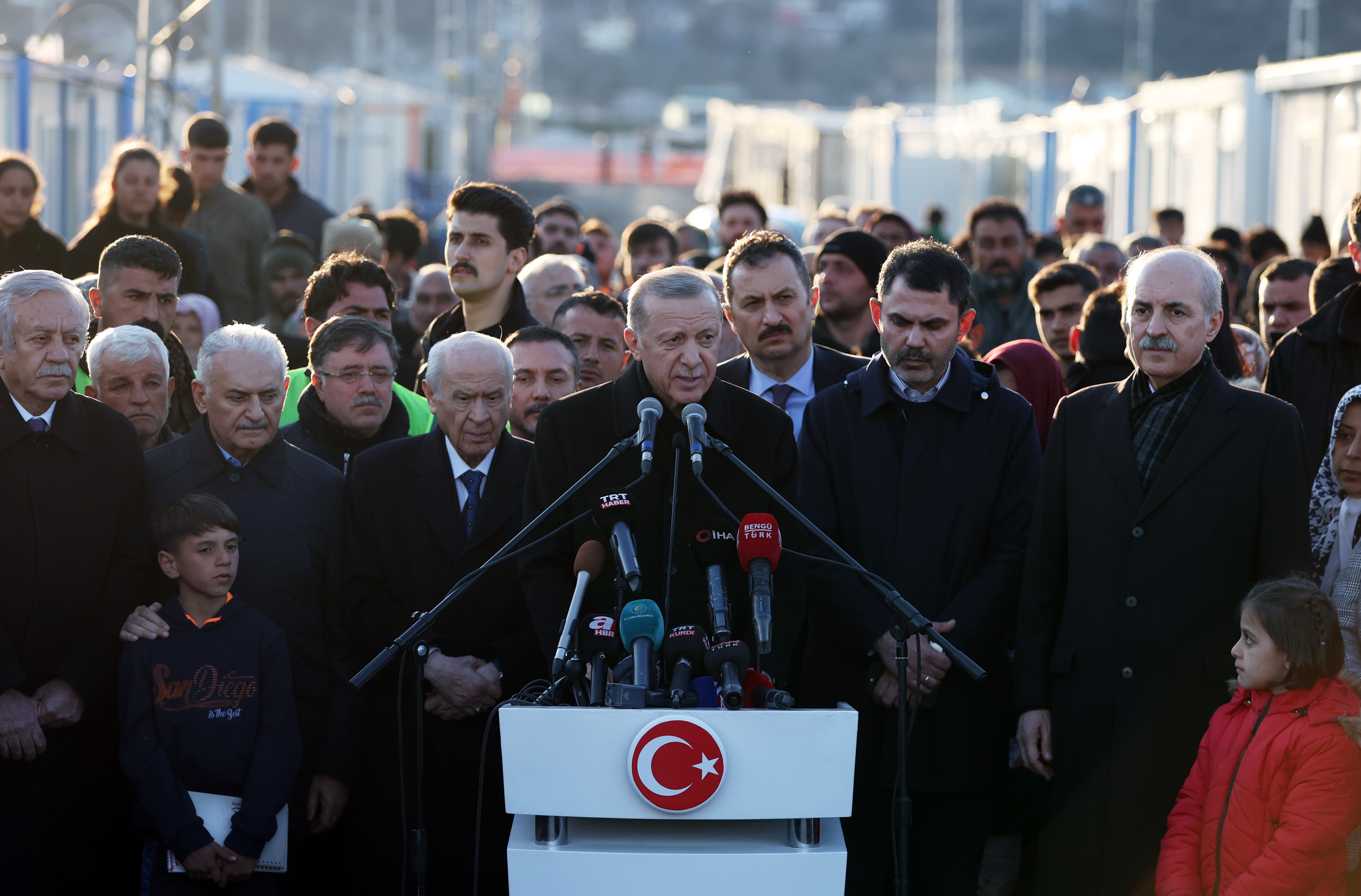 Der türkische Präsident Recep Tayyip Erdogan hält eine Rede nach einem Treffen mit den vom Erdbeben betroffenen Menschen