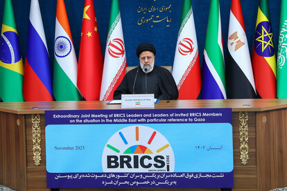 Der iranische Präsident Ebrahim Raisi spricht während der Außerordentlichen Gemeinsamen BRICS-Tagung in Teheran, Iran, am 21. November 2023.