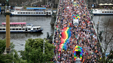 Teilnehmer marschieren bei der Prager Pride-Parade in der Prager Innenstadt
