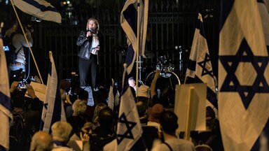 Die ehemalige israelische Außenministerin Tzipi Livni spricht während einer Demonstration gegen die von Premierminister Benjamin Netanjahu geplante Reform des Justizwesens vor dem Büro des israelischen Premierministers in Jerusalem