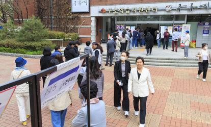 Menschen stehen in einem Wahllokal in Guro-gu, Seoul, Südkorea, am 5. April 2024 Schlange, um ihre Stimme bei der vorgezogenen Wahl für die Parlamentswahlen am 10. April abzugeben. 