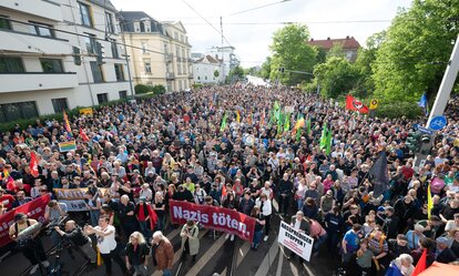 Teilnehmer einer Kundgebung anlässlich eines Angriffs auf einen SPD-Politiker stehen auf dem Pohlandplatz.