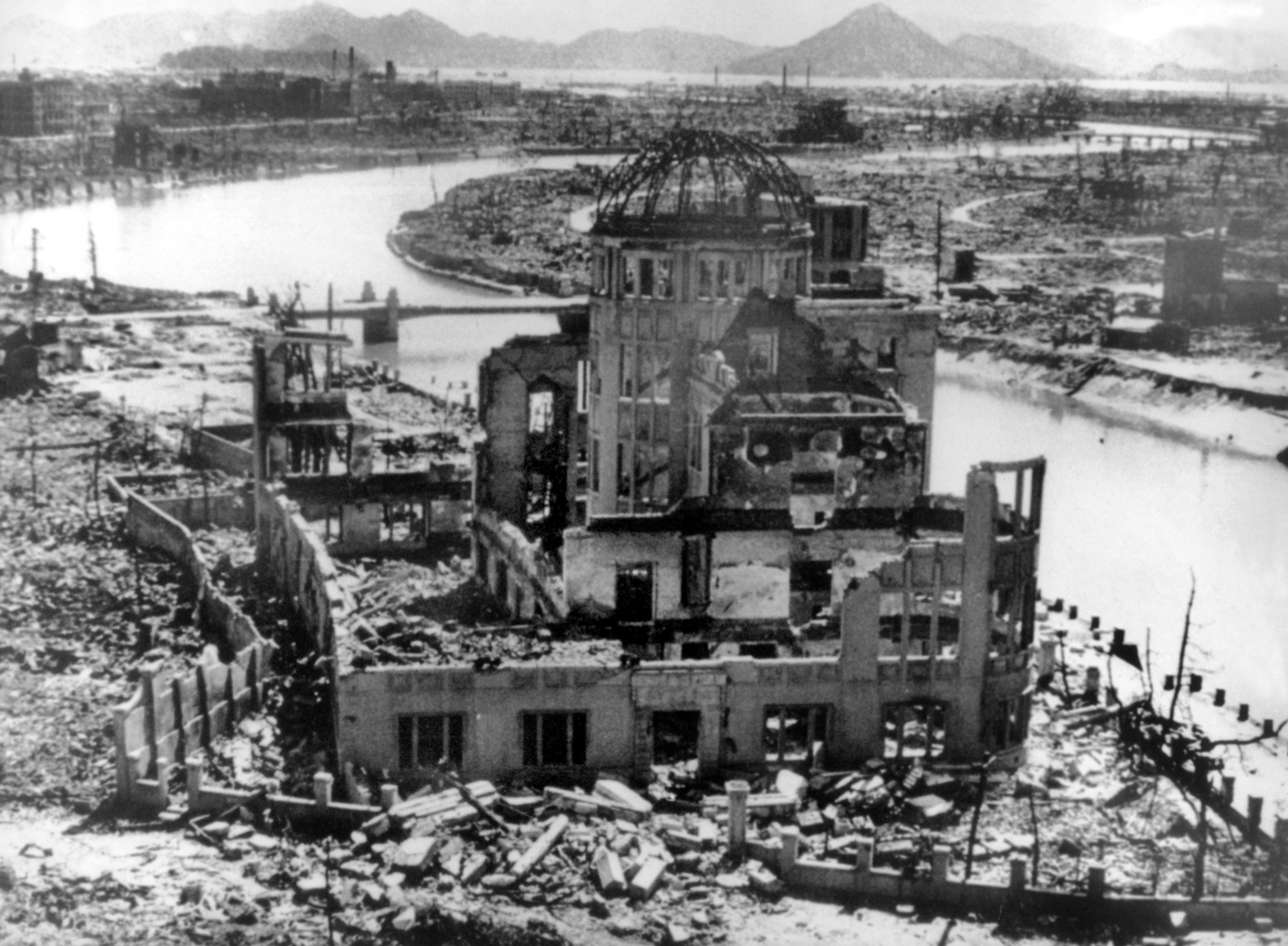 Нагасаки после ядерного взрыва. Атомная бомбардировка Нагасаки. Бомбардировка Хиросимы и Нагасаки.