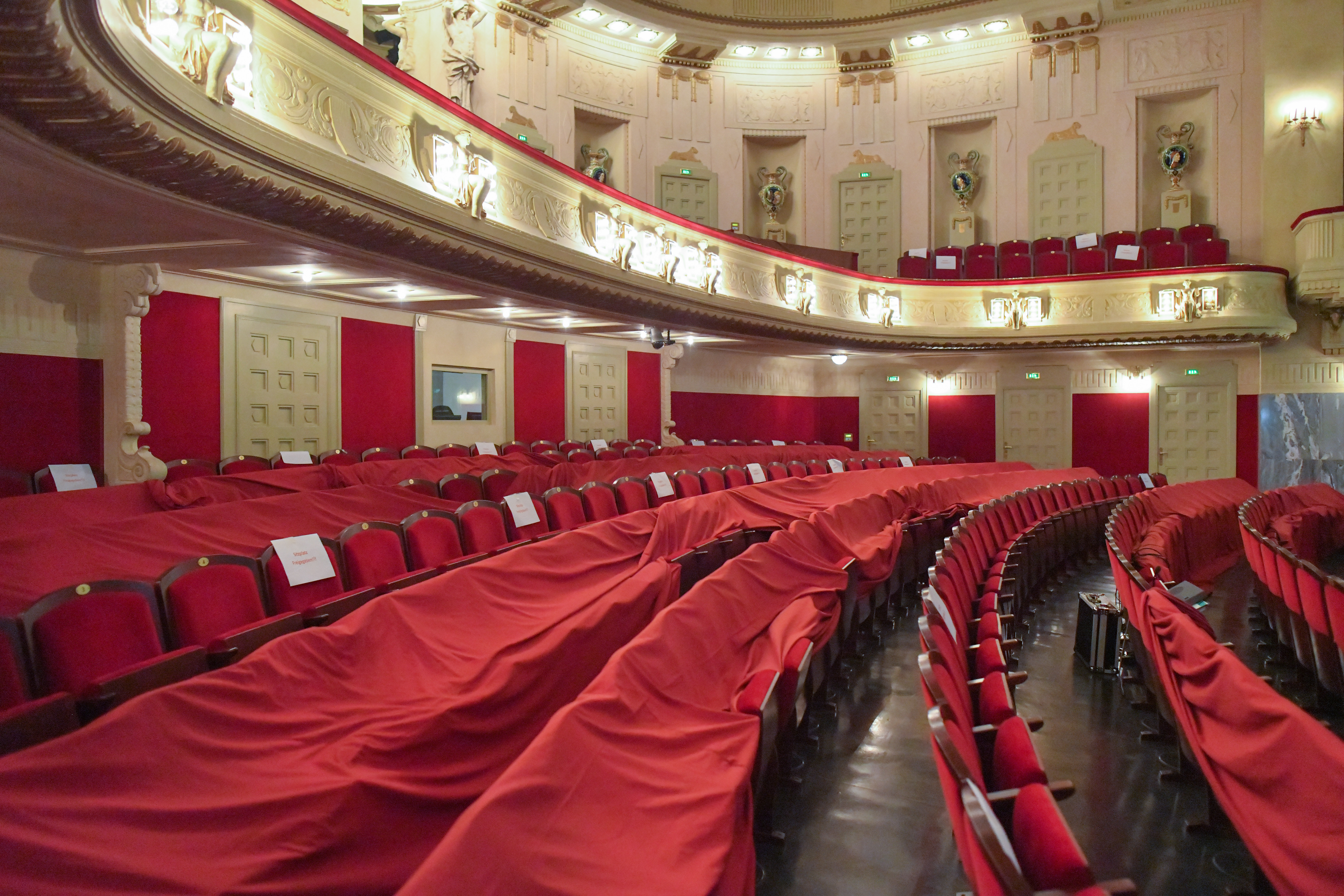 Abgedeckte Sitzplätze im Staatstheater Cottbus