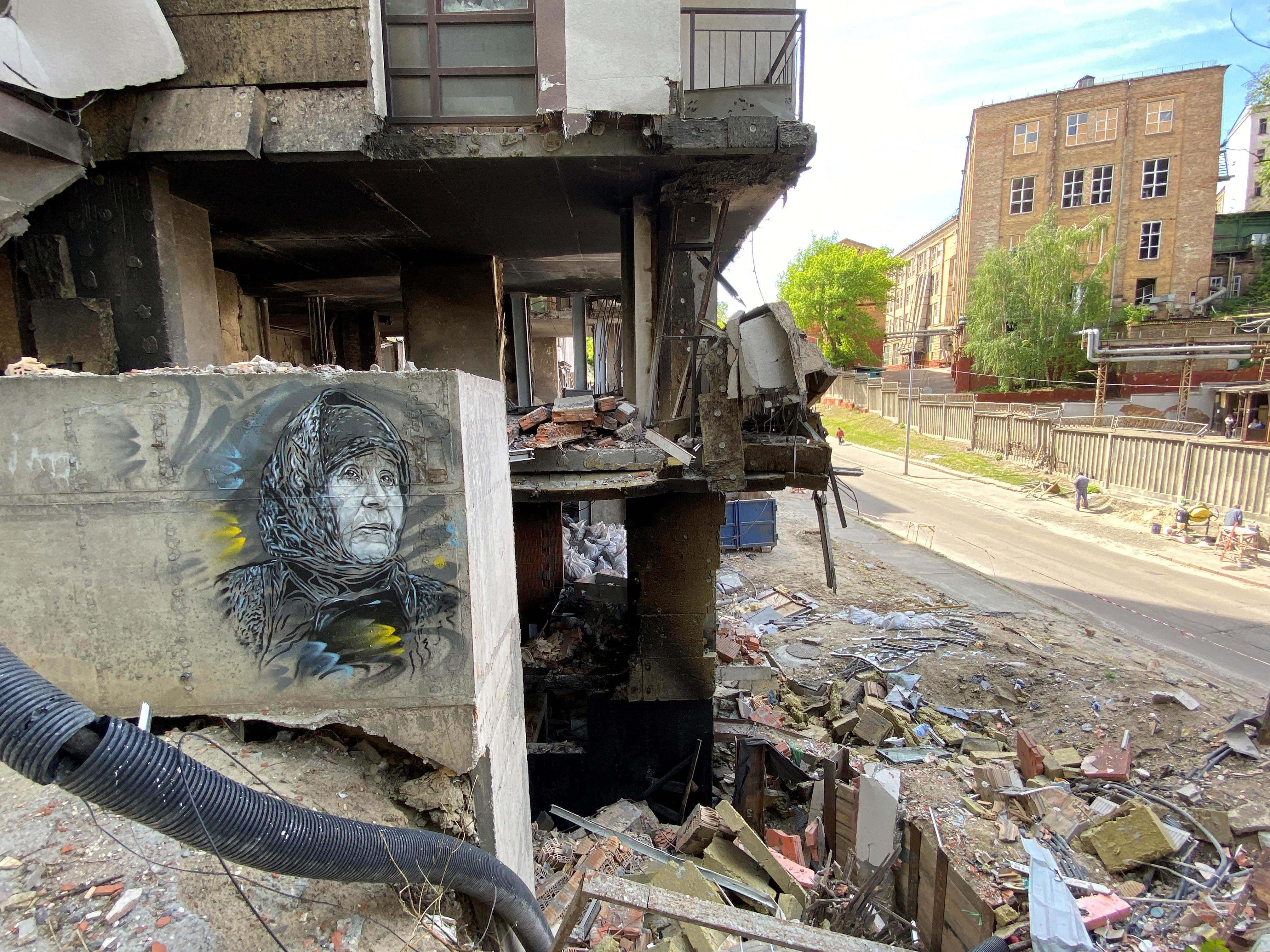 Nach dem Einschlag einer russischen Rakete in einem 22-geschossigen Wohnhaus in Kiew sind die Wohnungen in den unteren Stockwerken zerstört und nicht mehr bewohnbar