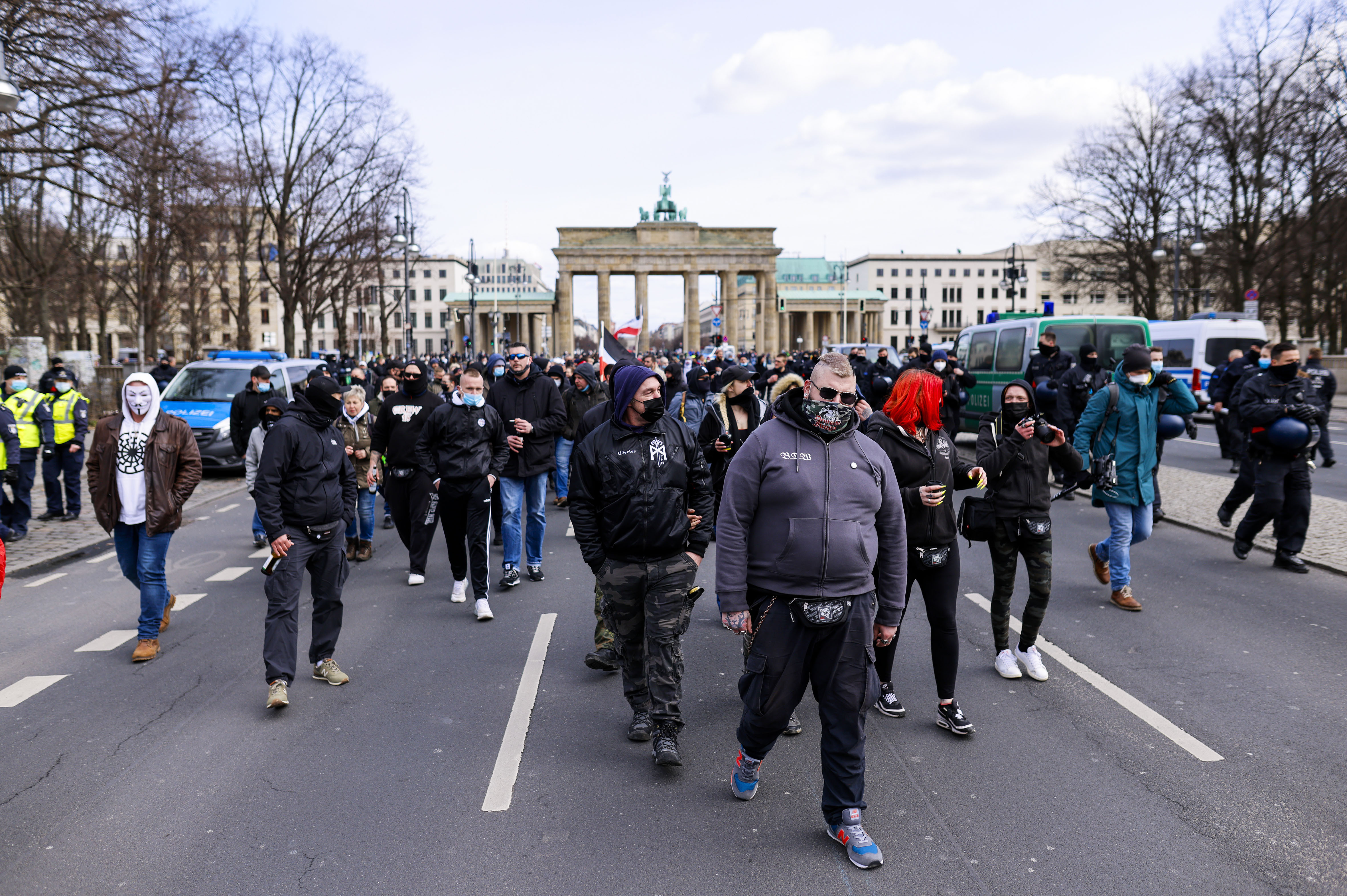 Teilnehmer an einer Demonstration von Rechtsextremisten und 'Reichsbürgern' vor dem Brandenburger Tor 