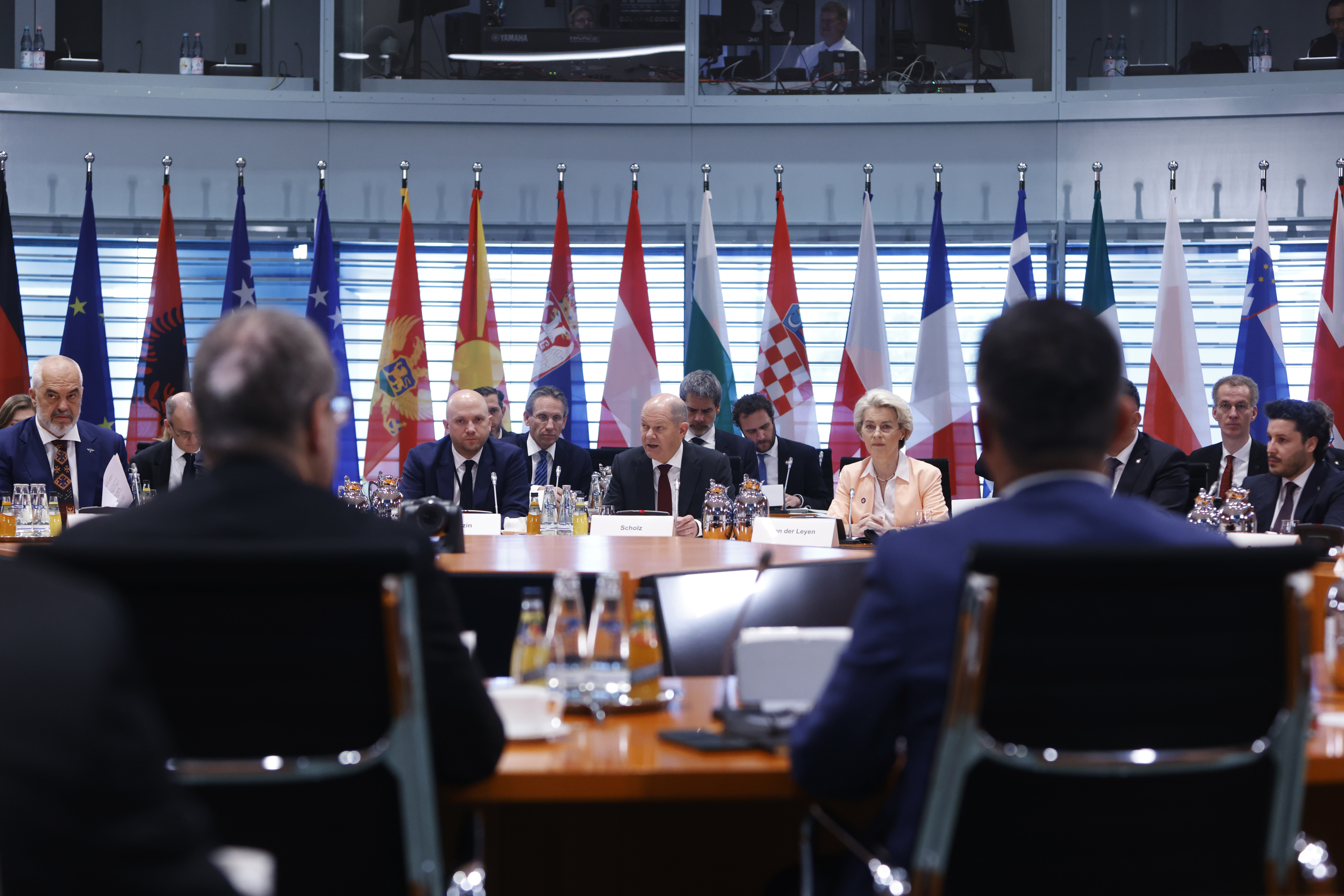 Bundeskanzler Olaf Scholz (hinten M, SPD) spricht zum Auftakt des Westbalkan-Gipfels im Kanzleramt.