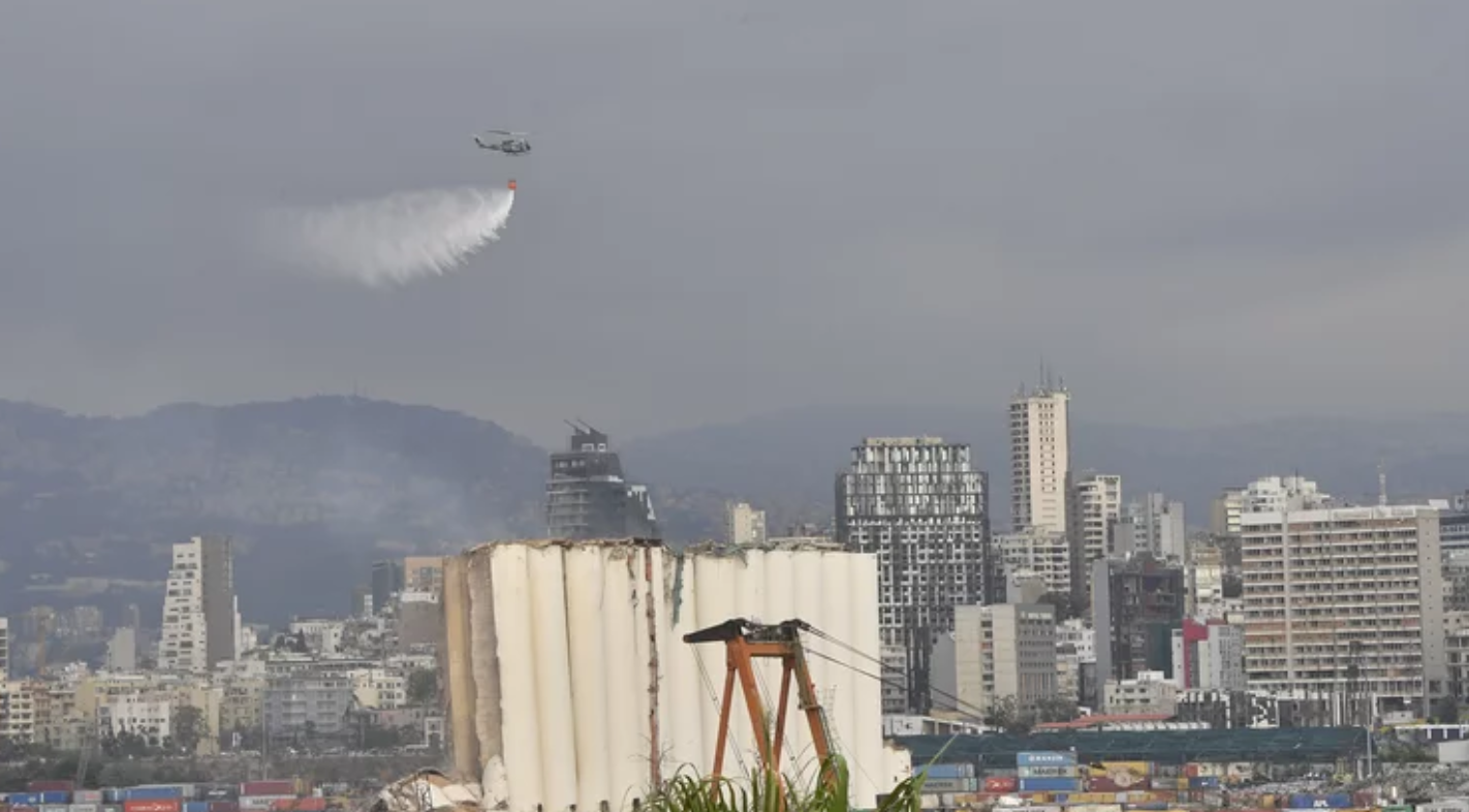 Ein Blick auf die beschädigten Getreidesilos, die nach einem wochenlangen Feuer im Hafen von Beirut, Libanon, teilweise eingestürzt sind