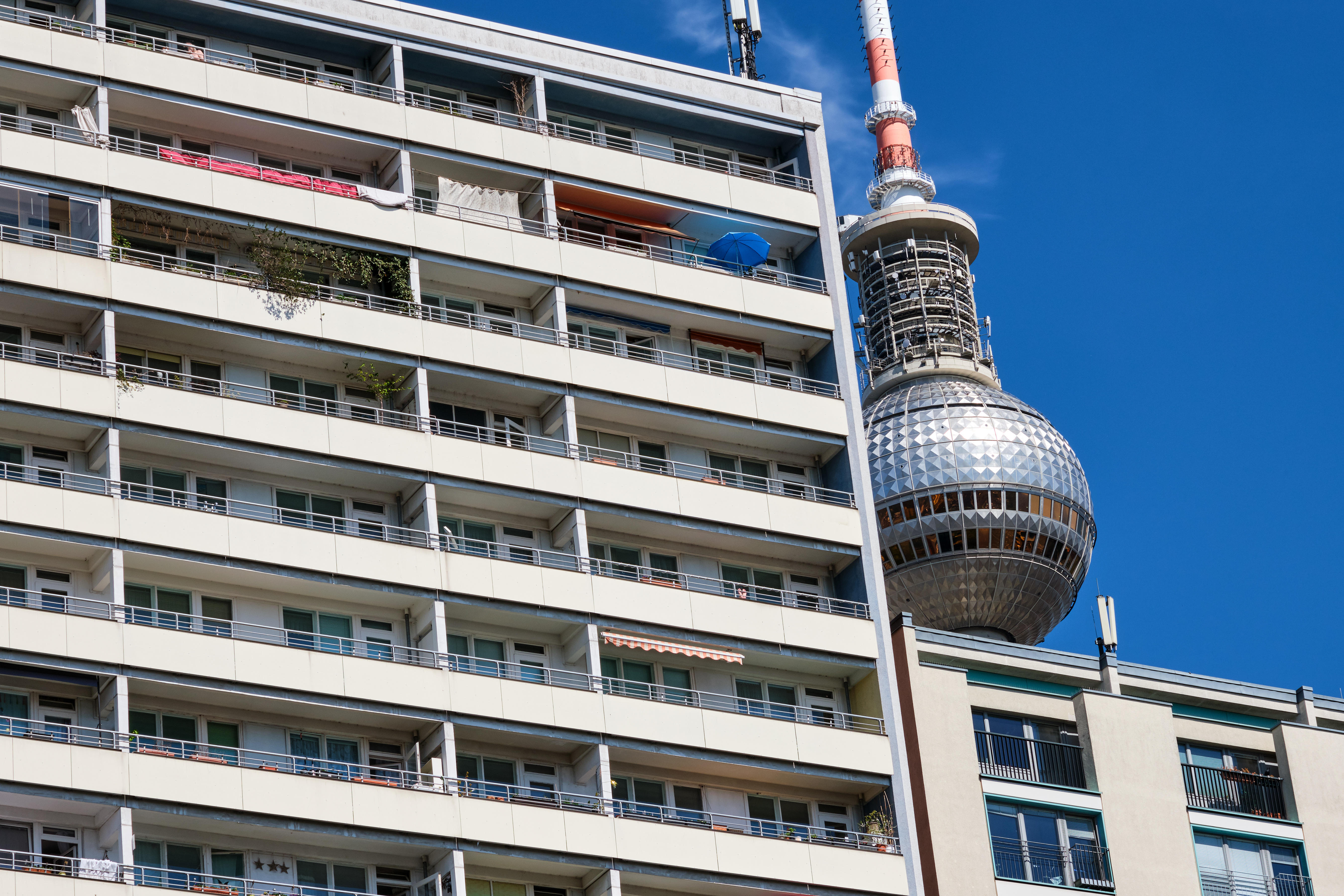 Sozialer Wohnungsbau mit dem Fernsehturm von Berlin im Hintergrund