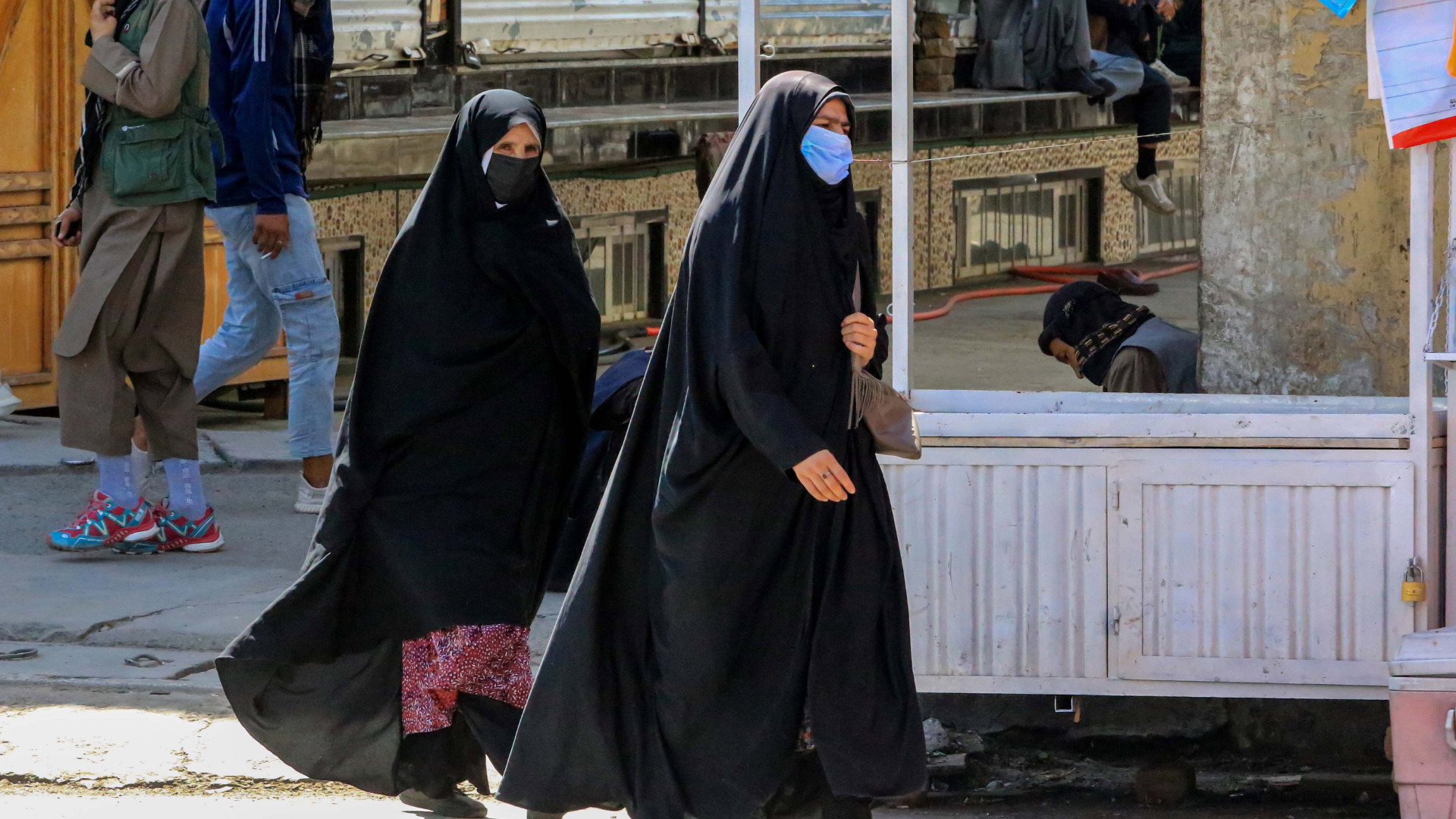 Afghanische Frauen gehen auf einer Straße am Vorabend des zweiten Jahrestages der Regierungsübernahme in Kabul, Afghanistan, 14. August 2023.