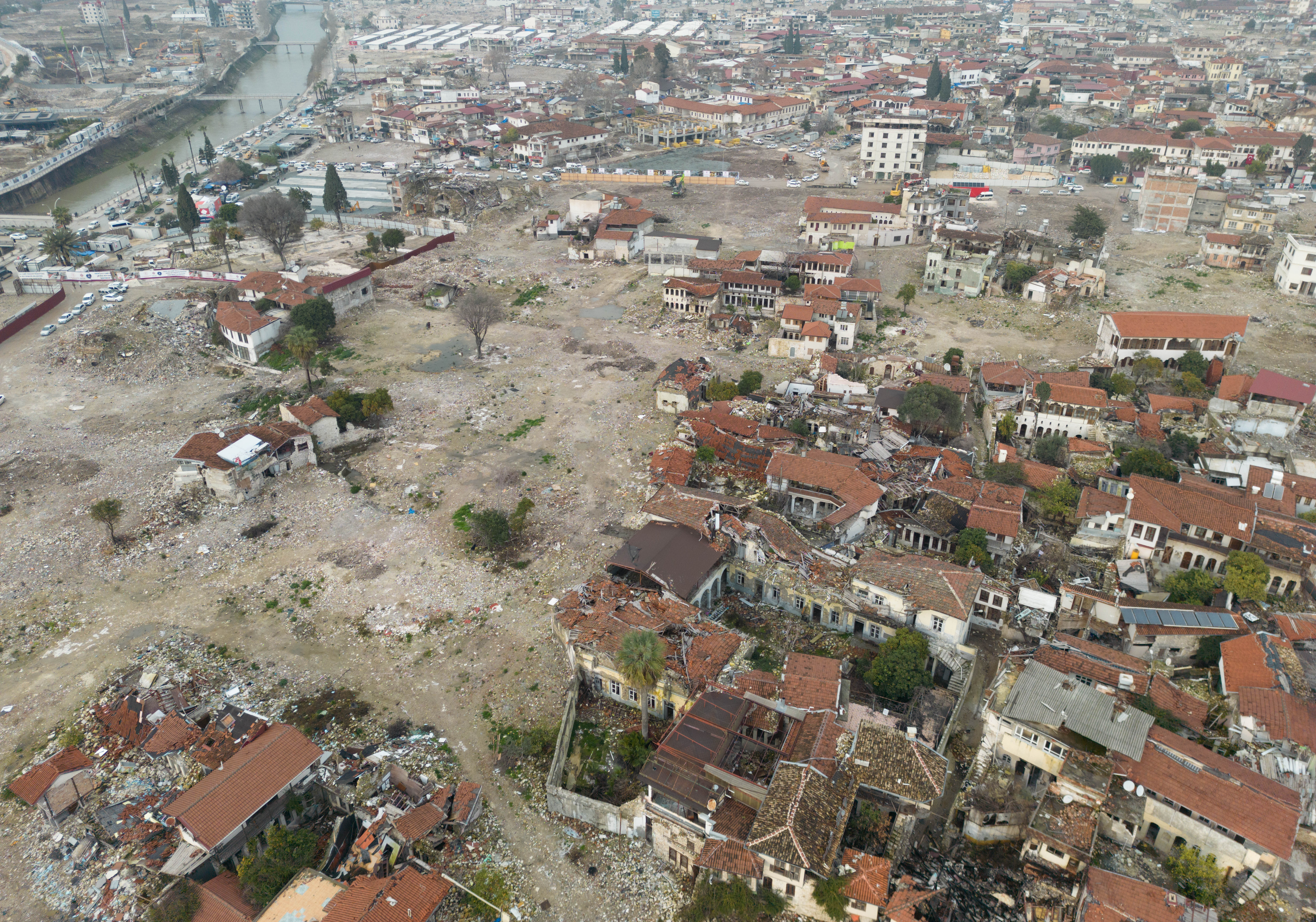 Blick auf Häuserruinen in der Altstadt von Antakya. Im Zentrum der Stadt waren bei dem Beben vor einem Jahr zahlreiche Häuser zerstört oder massiv beschädigt worden. 