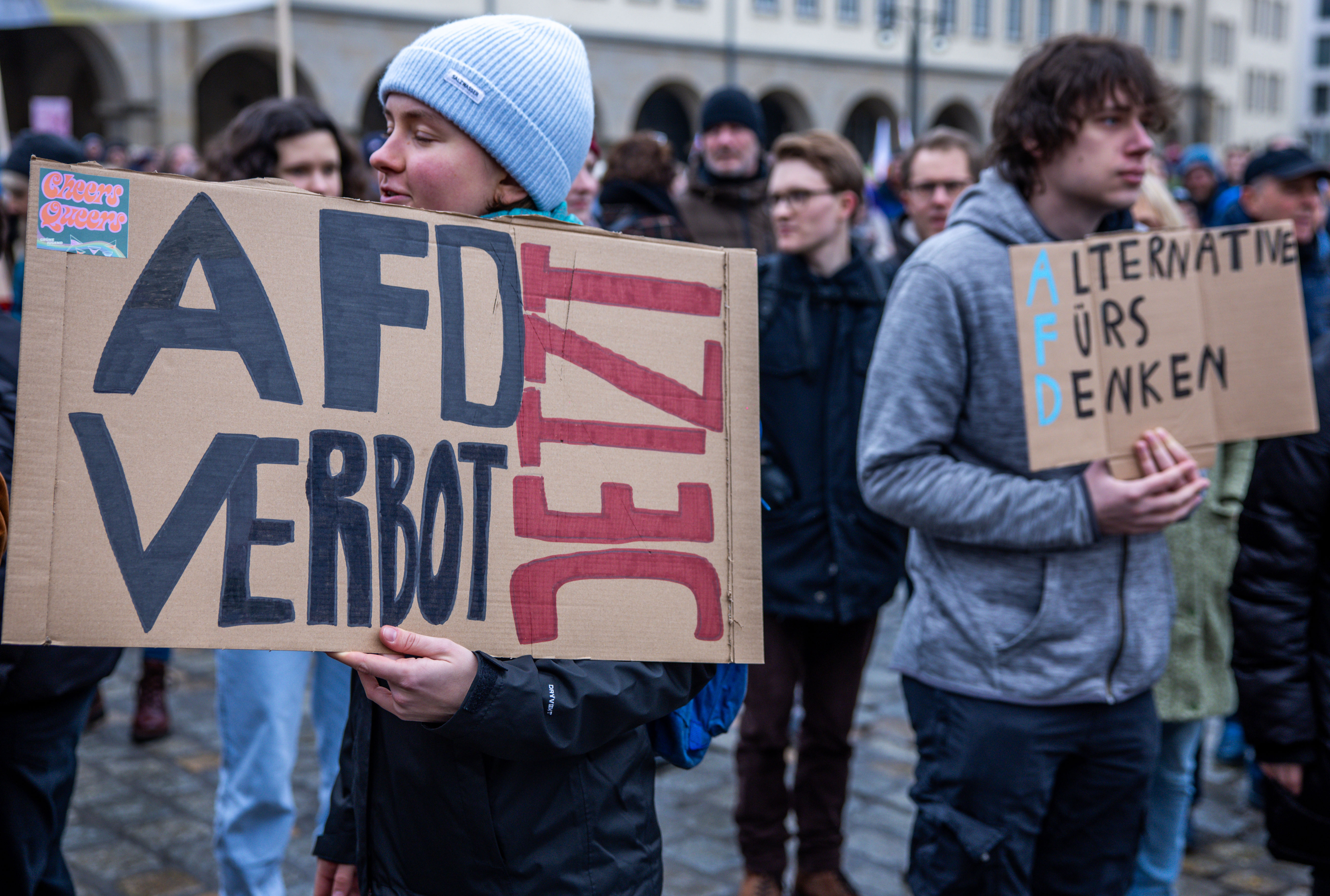 Eine Teilnehmerin einer Demonstration gegen Rechtsextremismus unter dem Motto «Nie wieder ist jetzt - alle zusammen gegen den Faschismus» trägt auf dem Neuen Markt vor dem Rathaus ein Schild mit der Aufschrift «AFD-Verbot jetzt»