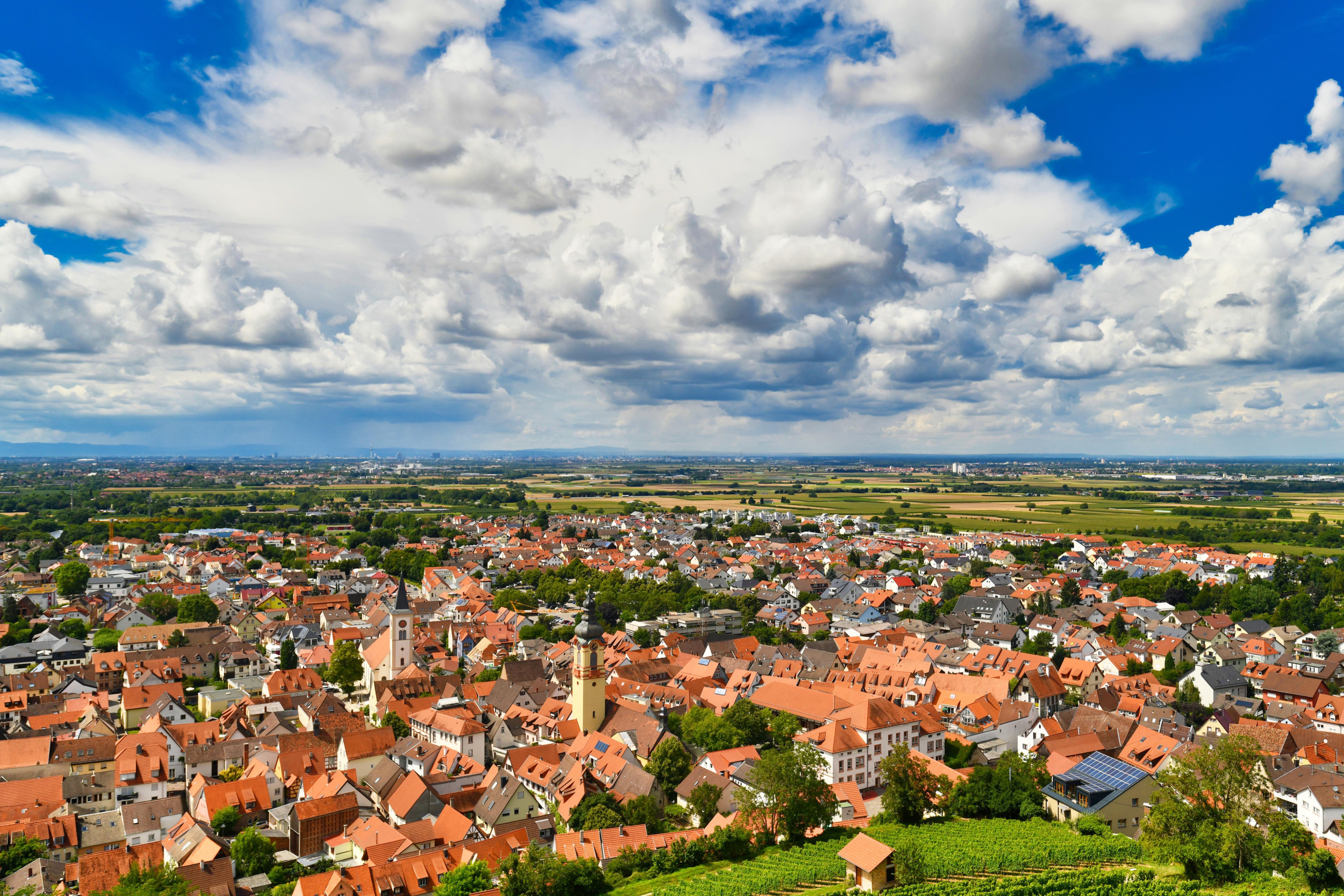 Kleine alte Stadt namens Schriesheim vom Odenwald aus gesehen in Deutschland 