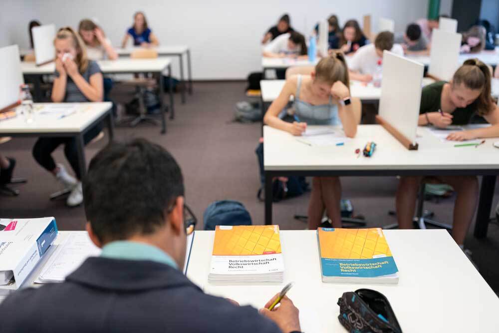 Schülerinnen und Schüler schreiben Prüfung im Fach "Wirtschaft und Recht".