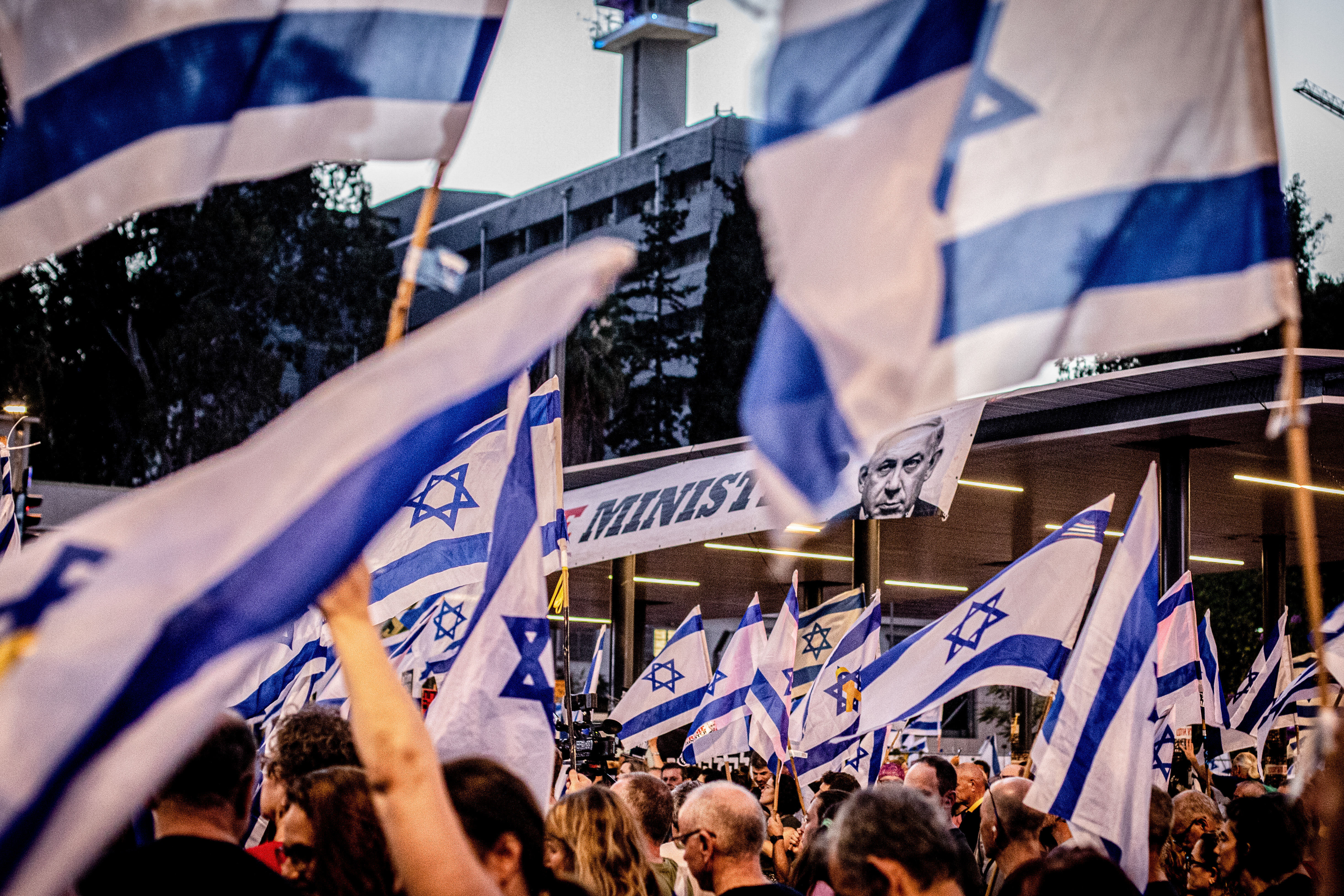 Demonstranten in Tel Aviv fordern ein Ende des Krieges, ein Geiselabkommen und Neuwahlen.