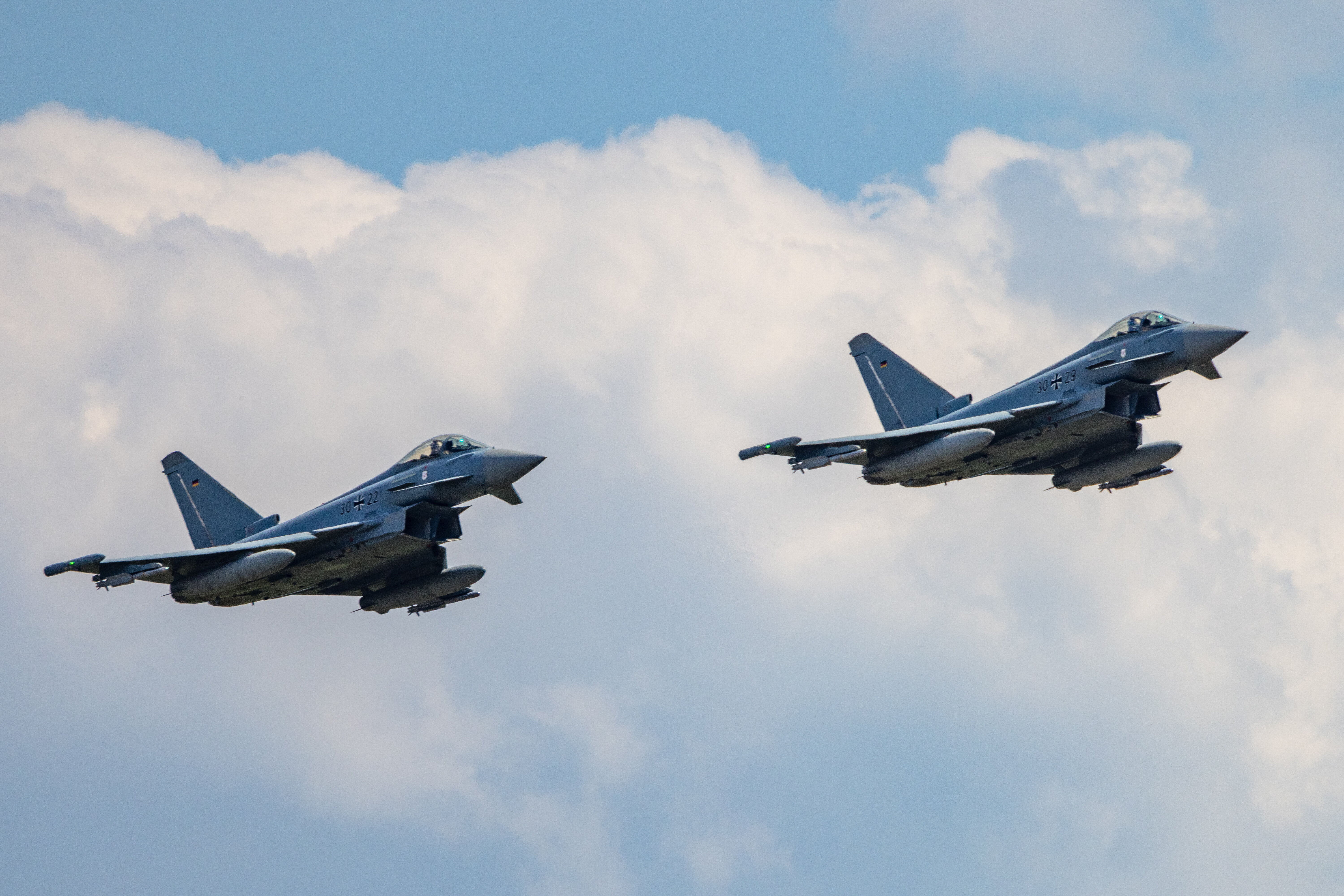 Kampfflugzeuge vom Typ Eurofighter fliegen am Tag dre Bundeswehr eine Übung 