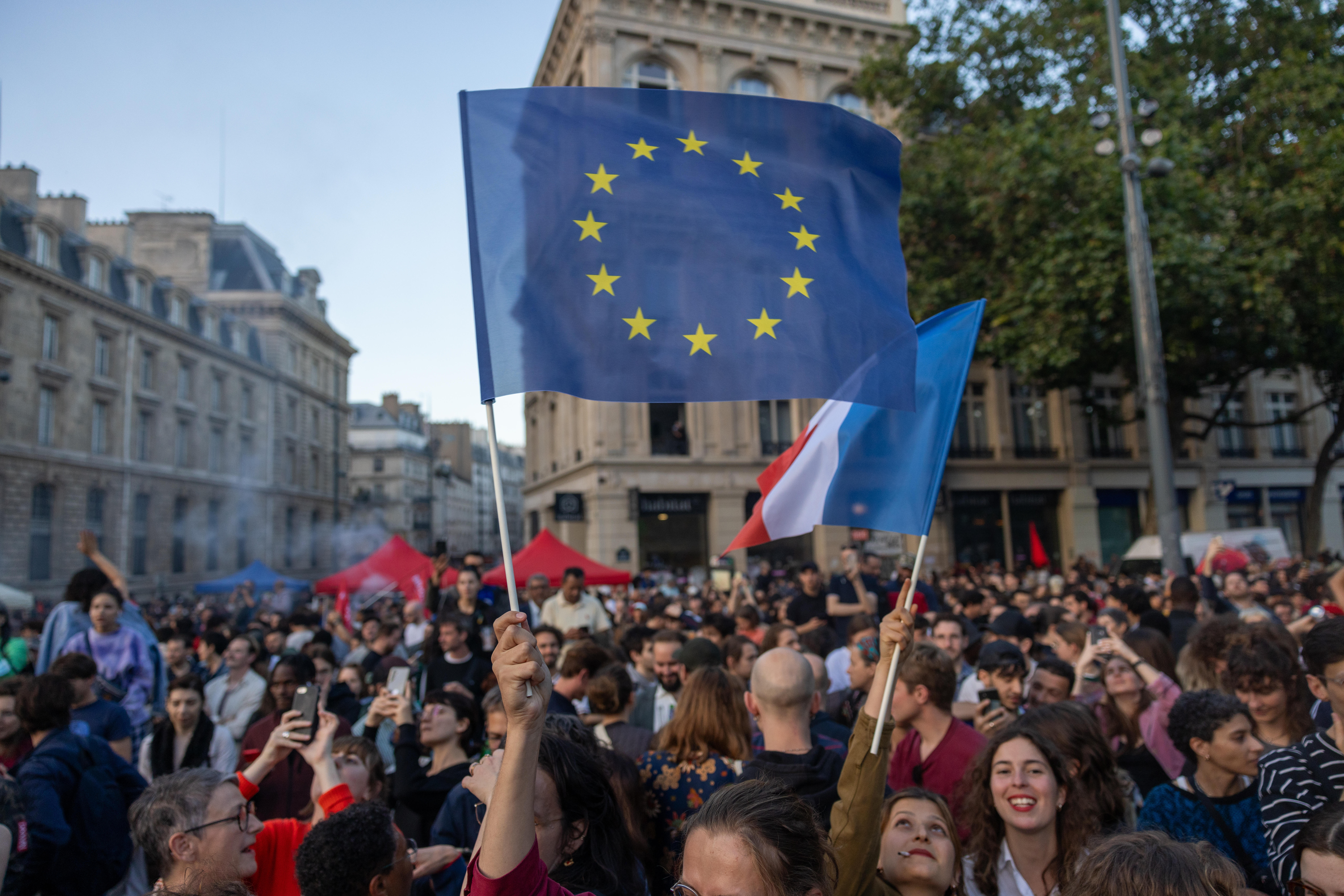 Anhänger der neuen Volksfront auf dem Place de la République in Paris nach dem Wahlausgang