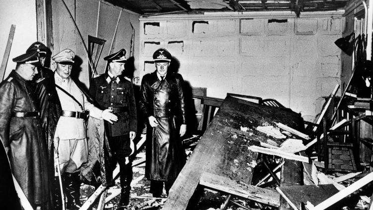 Reichsmarschall Hermann Göring (helle Uniform) und der Chef der «Kanzlei des Führers», Martin Bormann (l.), begutachten die Zerstörung im Raum der Karten-Baracke im Führerhauptquartier Rastenburg, wo Oberst Stauffenberg am 20. Juli 1944 eine Sprengladung zündete, mit der Absicht Hitler zu töten 