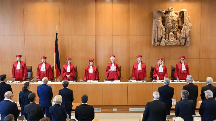 Der Zweite Senat des Bundesverfassungsgerichts,(l-r), Holger Wöckel, Thomas Offenloch, Christine Langenfeld, Astrid Wallrabenstein, Doris König (Vorsitzende), Ulrich Maidowski, Rhona Fetzer und Peter Frank, verkündet das Urteil über die Wahlrechtsreform der Ampel-Koalition. 