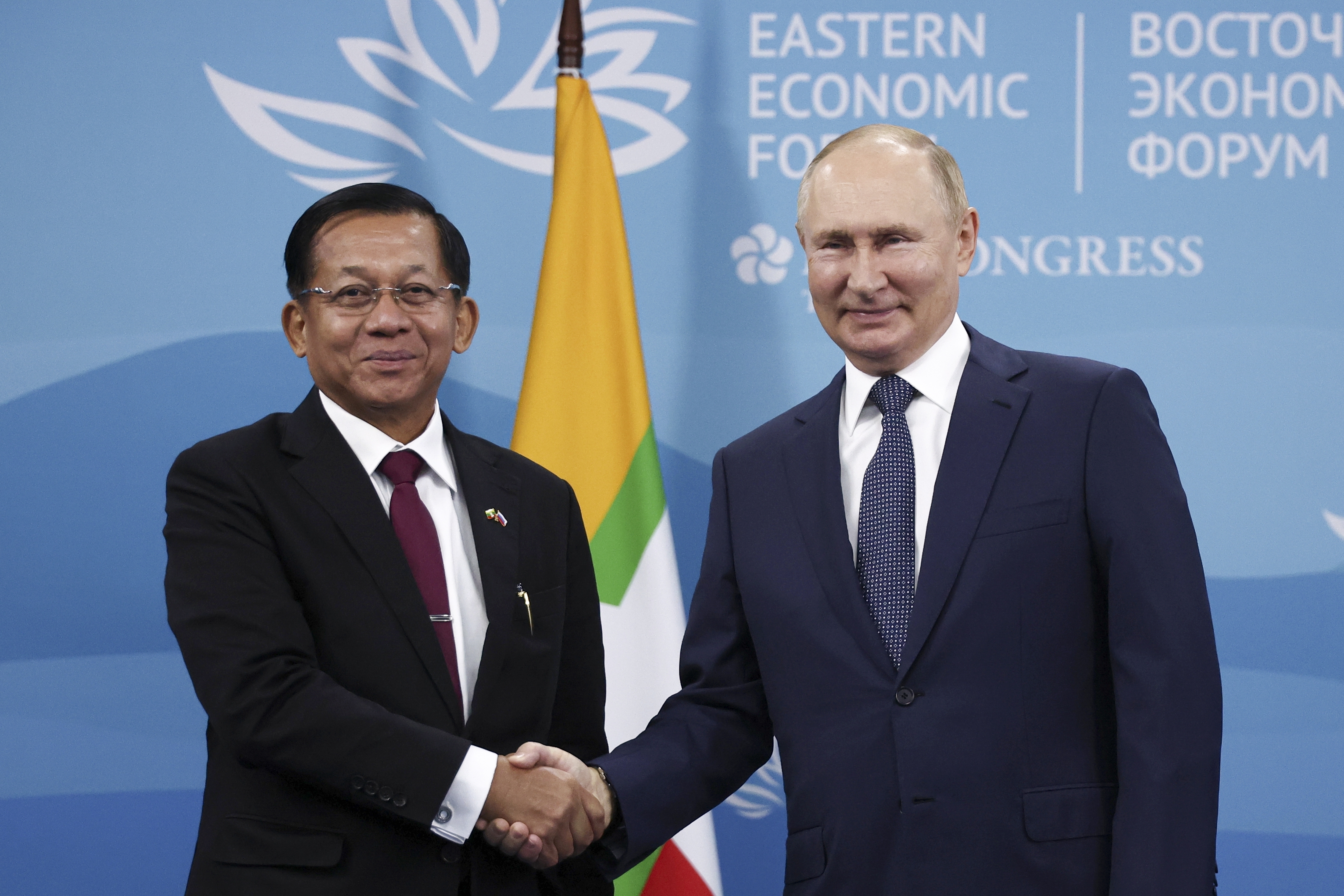 Der russische Präsident Wladimir Putin, rechts, und der Oberbefehlshaber Min Aung Hlaing. 