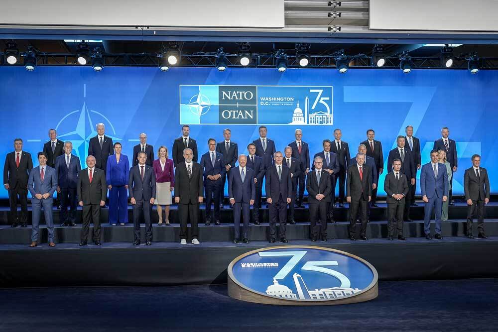 Die Staats- und Regierungschefs stehen beim Nato-Gipfel für das Familienfoto zusammen. 