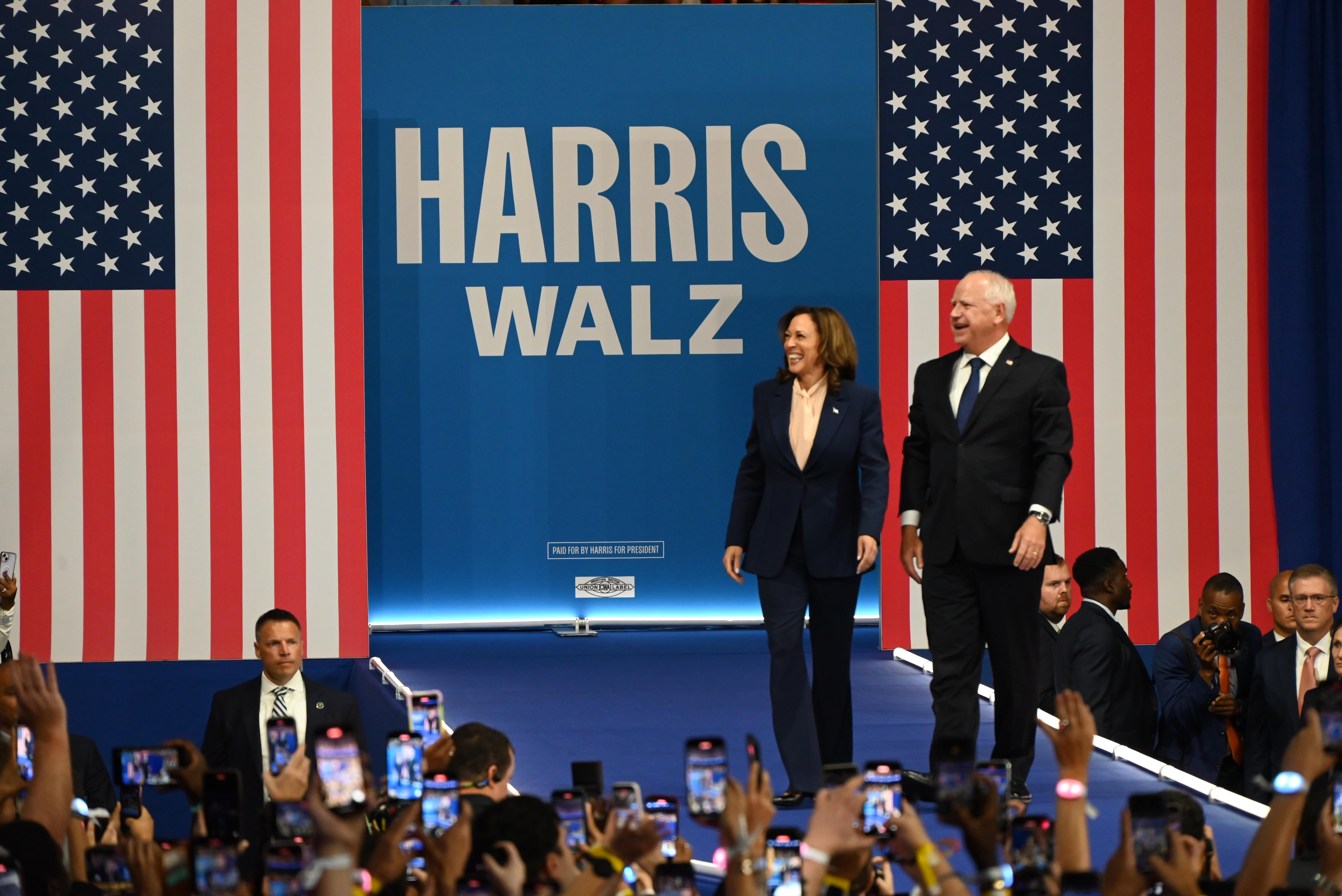 Kamala Harris und ihr Vize Tim Walz bei ihrer ersten gemeinsam Wahlkampfveranstaltung in Philadelphia. Kamala Harris und ihr Vize Tim Walz bei ihrer ersten gemeinsam Wahlkampfveranstaltung in Philadelphia.