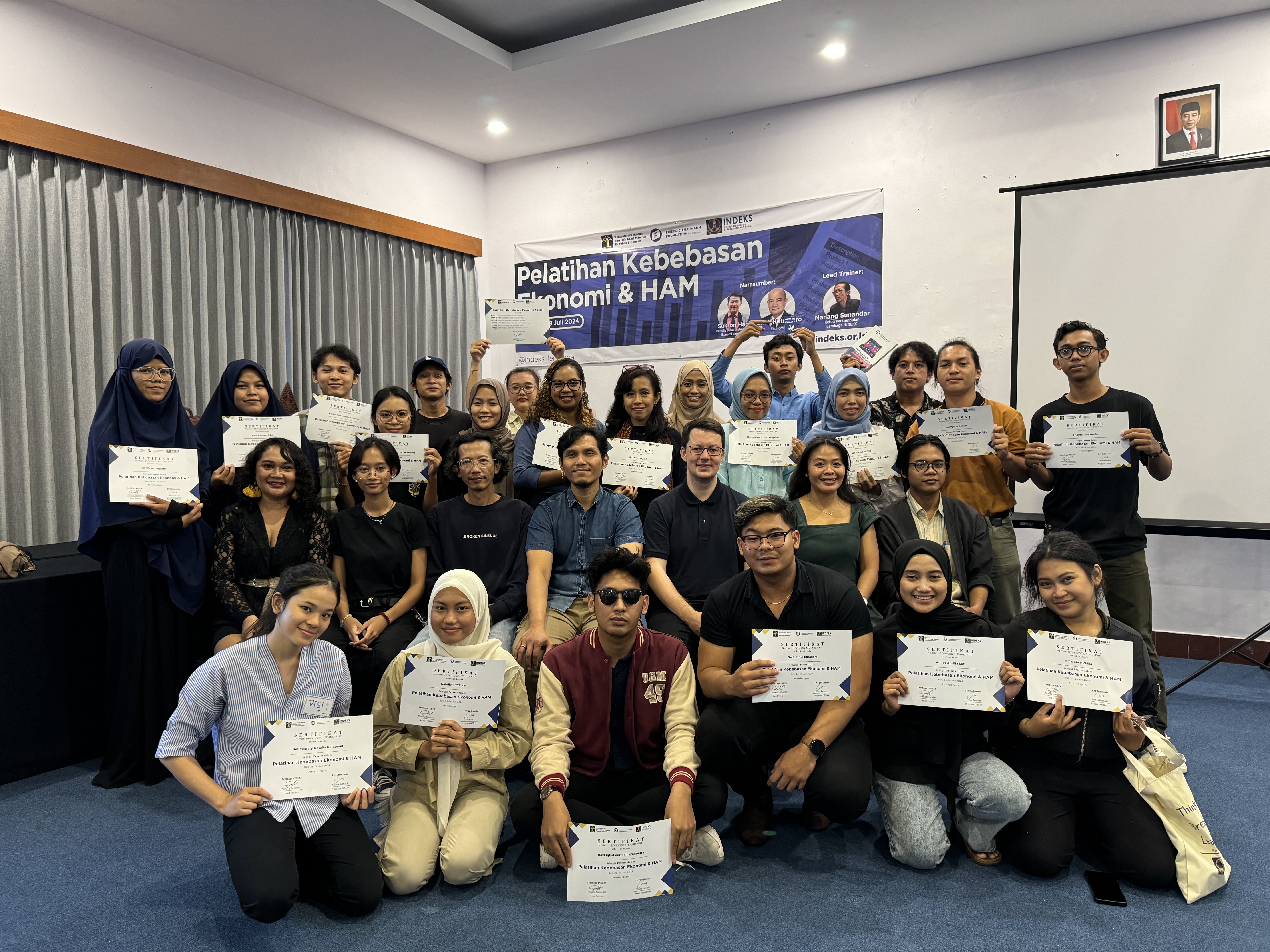 Para peserta berfoto bersama penyelenggara dari INDEKS dan perwakilan FNF, Dr. Stefan Diederich (Project Director FNF Indonesia) & Ganes Woro Retnani (Program Officer FNF Indonesia), seusai kegiatan. Setiap peserta memegang sebuah sertifikat sebagai tanda keikutsertaan mereka dalam pelatihan kali ini.