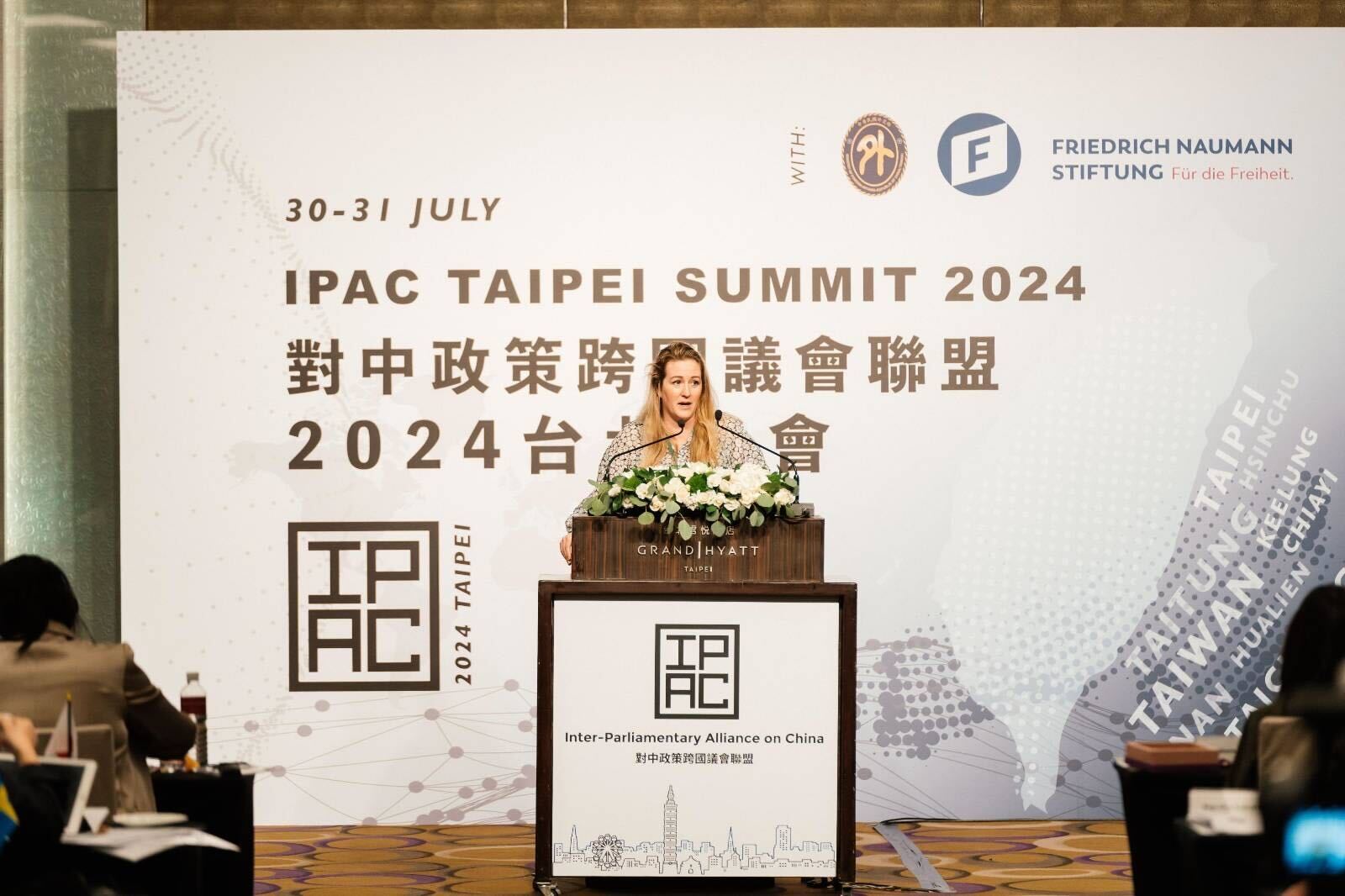 Patricia Egger, Head of Security bei Proton, referiert beim IPAC Summit 2024 in Taipeh über Cyberrisiken in politischen Institutionen.