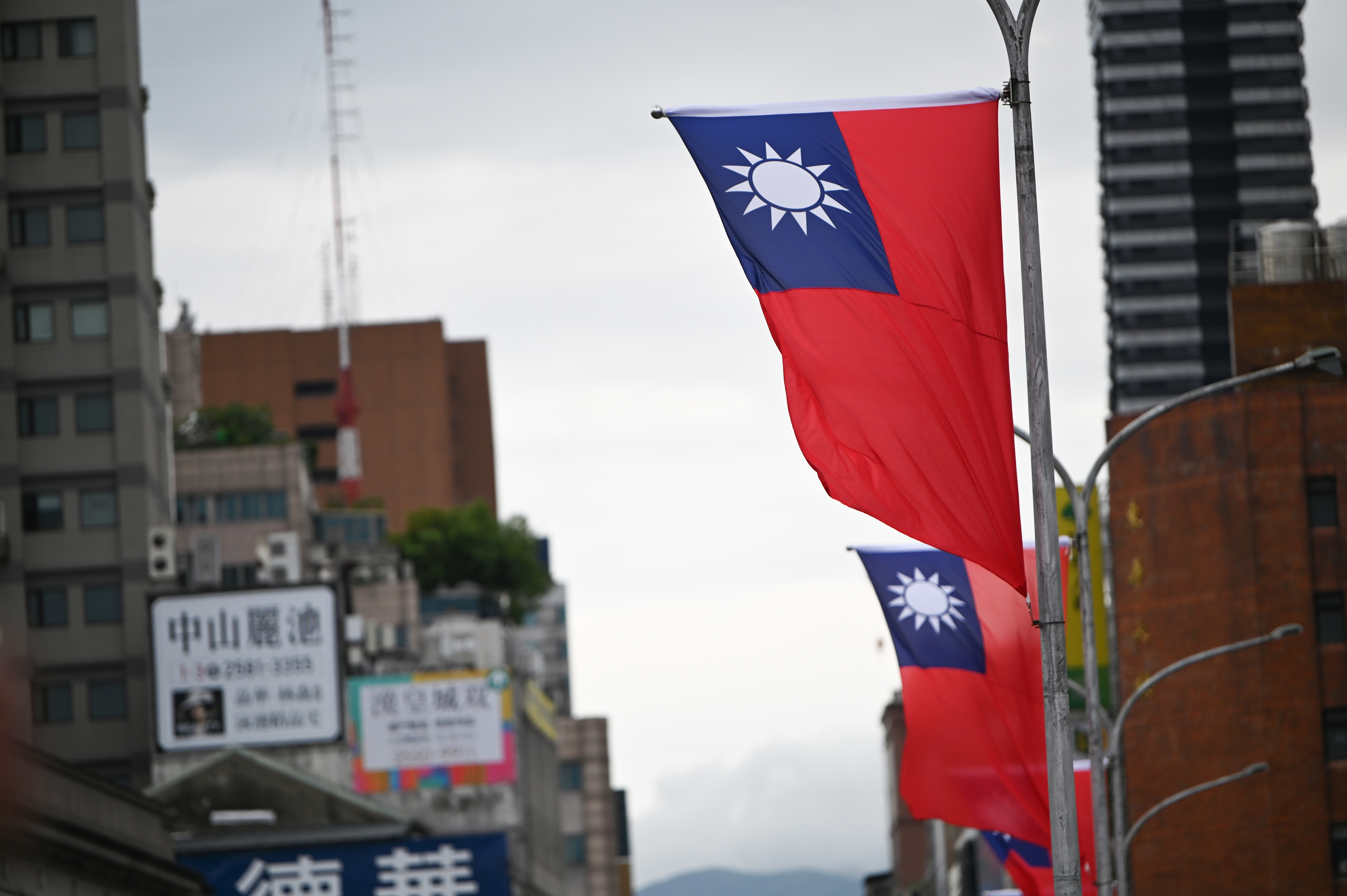 Taiwanische Flaggen wehen an einer Hauptstraße. 