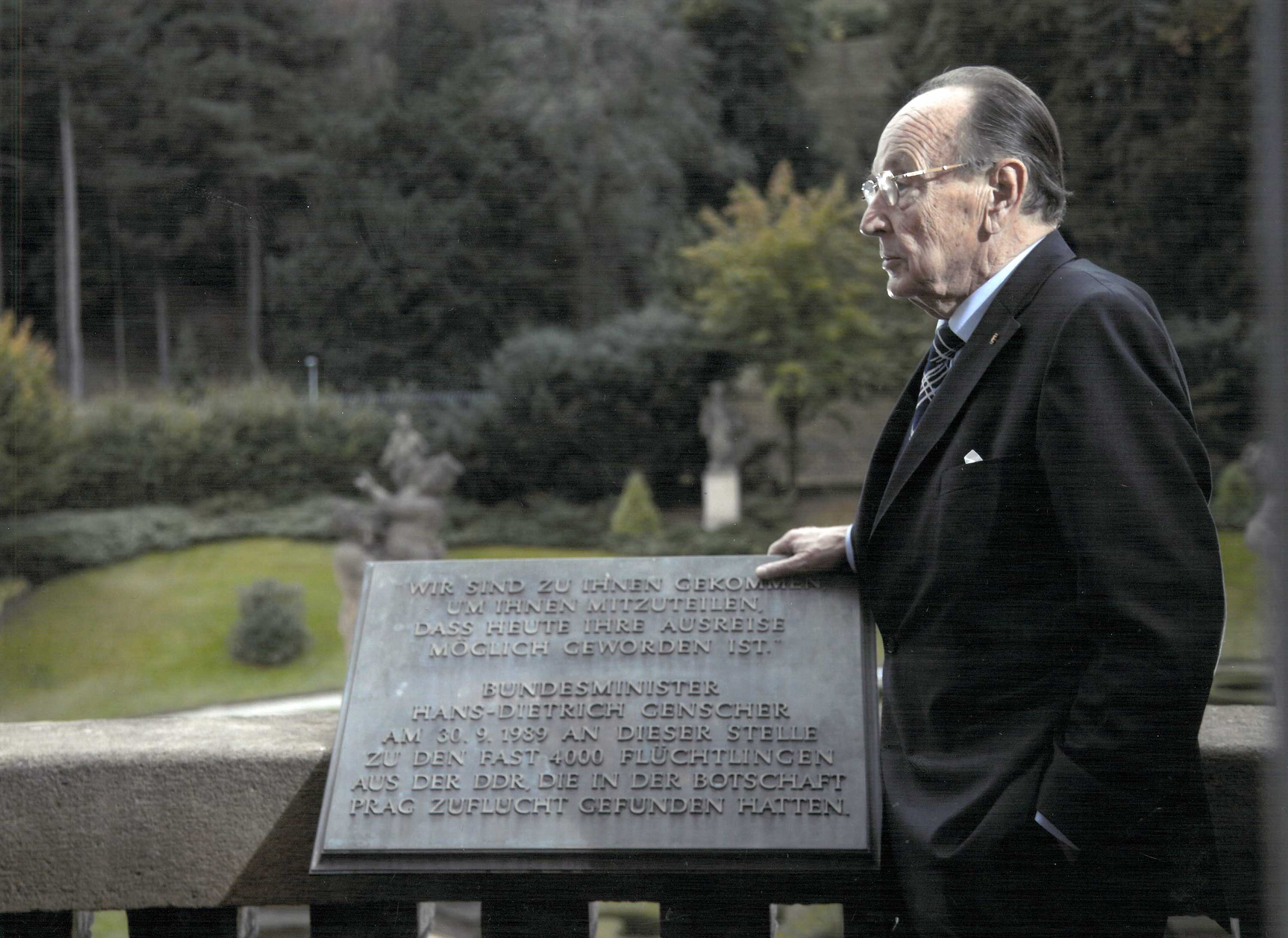 Hans-Dietrich Genscher neben dem Gedenkstein auf dem Balkon  der Prager Botschaft