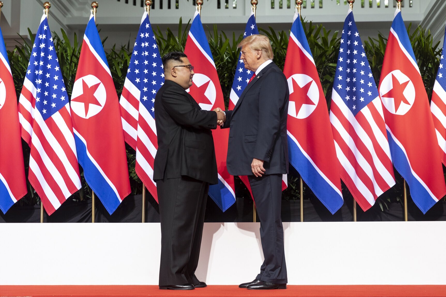 Kim Jung Eun and Donald Trump shaking hands