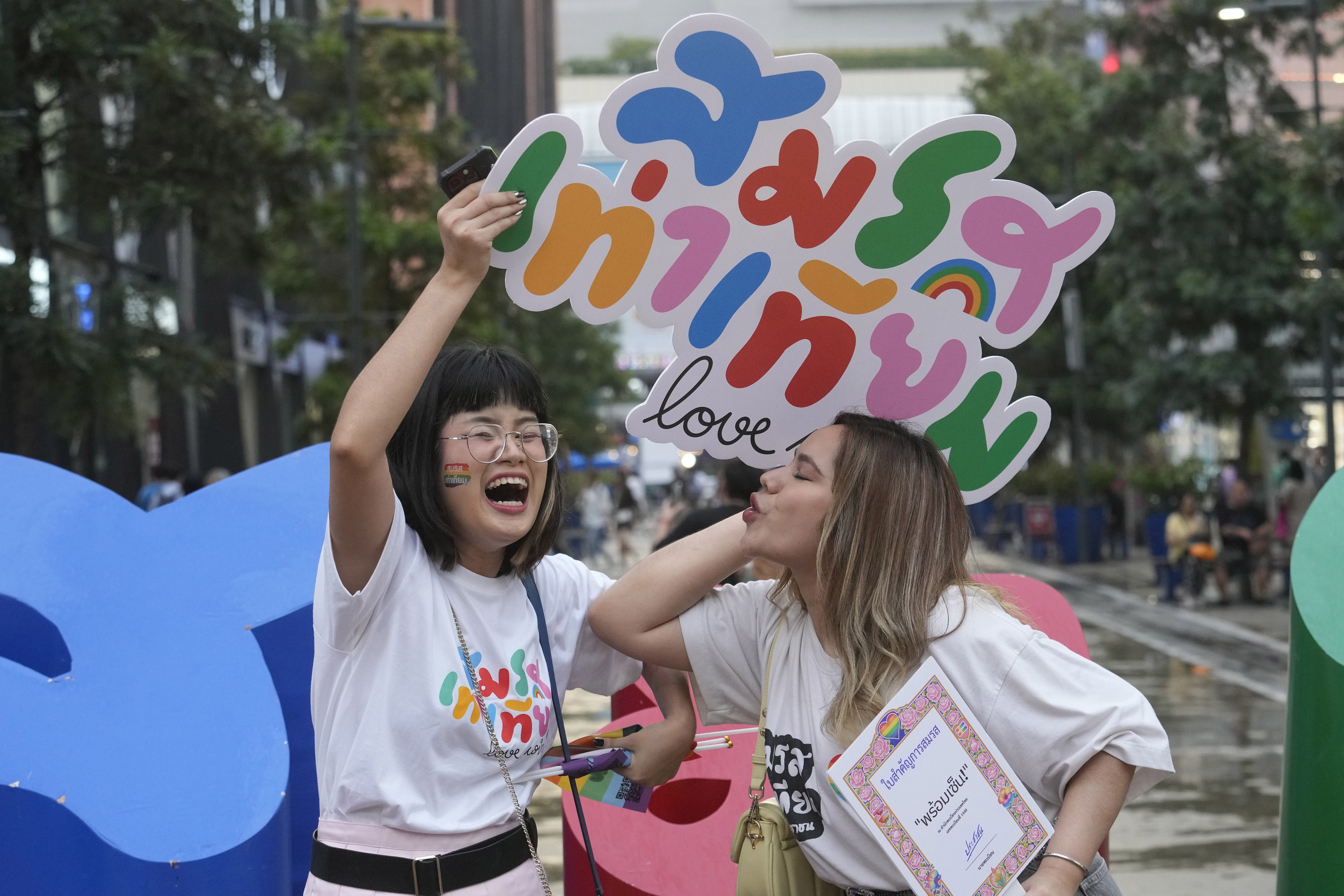 Ab nächstem Jahr können Frauen Frauen und Männer Männer heiraten in Thailand.