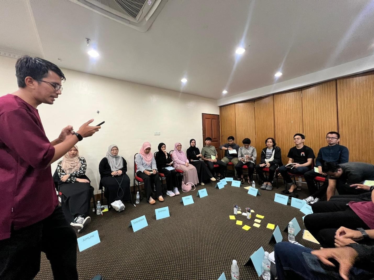 Rahman Imuda (standing) with a group of twenty young people from Tawau, Sabah in the IAF Replication Workshop: Safeguarding Freedom in the Digital World.