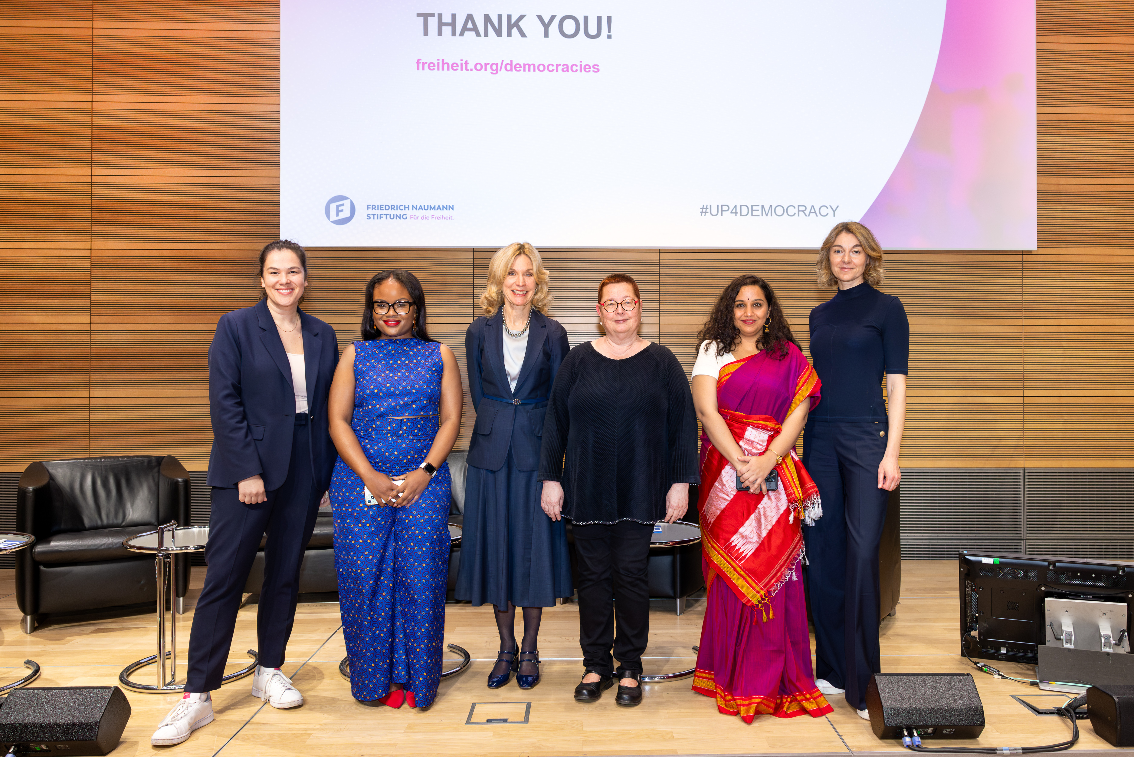 Franziska Brandmann, Chairperson, Young Liberals Germany; Queenin Masuabi, Senior Political Reporter, Daily Maverick, South Africa; Dr. Melinda Crane, Journalist and Political Scientist; Dr. Martina Weyrauch, Director, Center for Civic Education Brandenburg State, Germany, Surabhi Hodigere Spokesperson, Bharatiya Janata Party, India und Dr. Regina von Görtz, Director, Democracy and Cohesion, Bertelsmann Foundation.