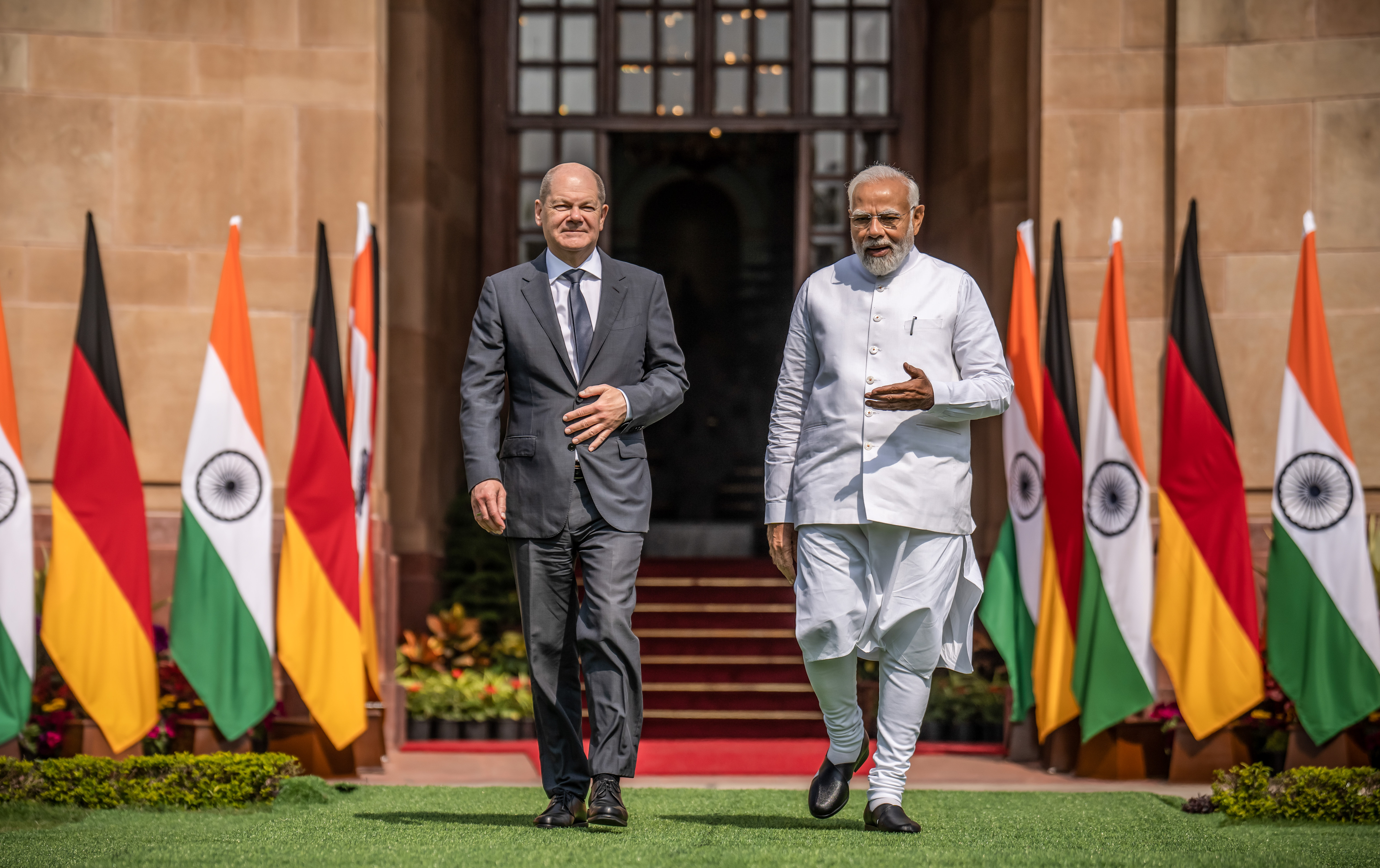 Bundeskanzler Olaf Scholz (l, SPD) steht mit Premierminister Narendra Modi 