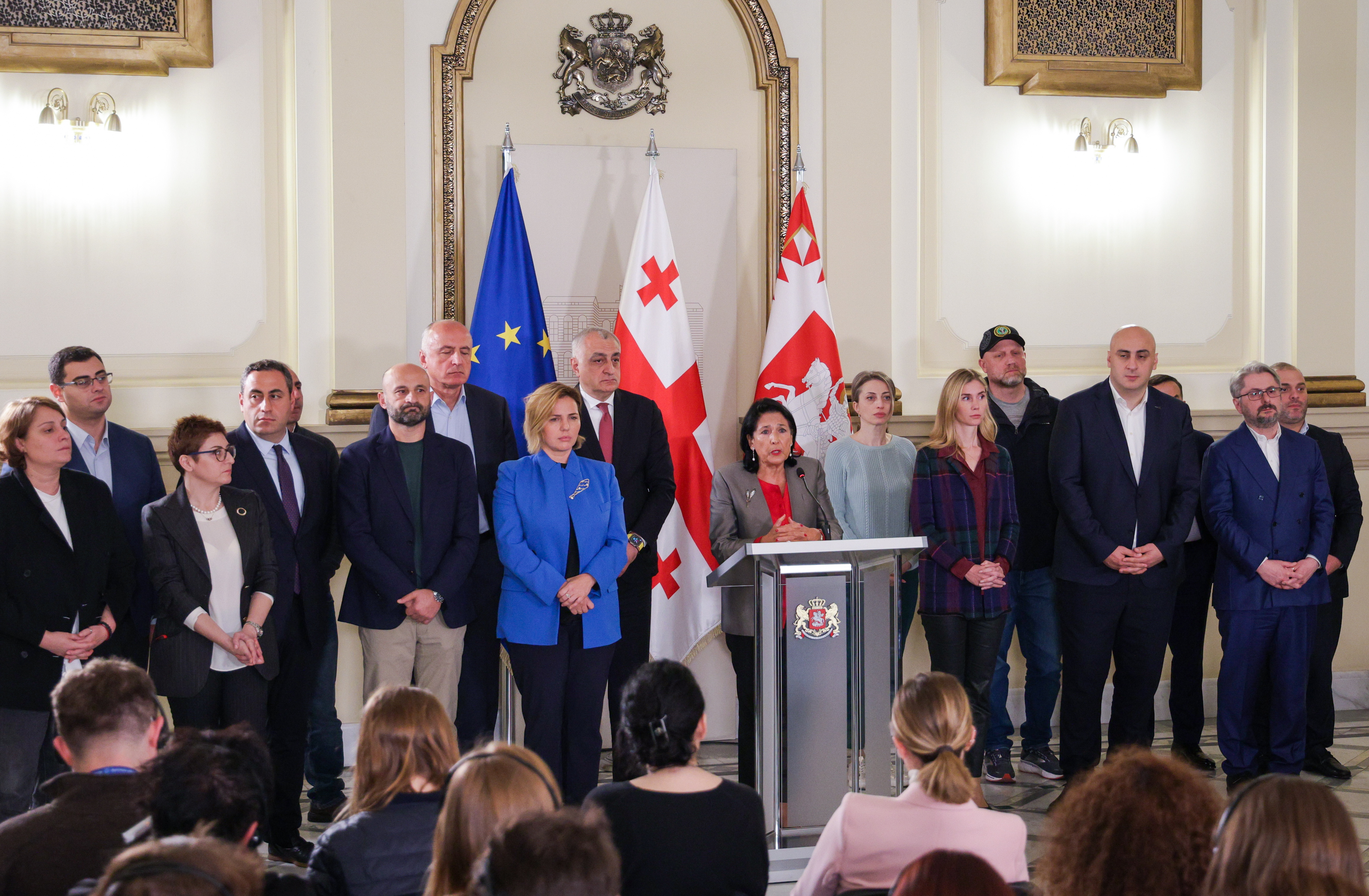 Die georgische Präsidentin Salome Surabitschwili (R, Mitte) gibt eine Pressekonferenz im Anschluss an die Parlamentswahlen in Georgien 2024.