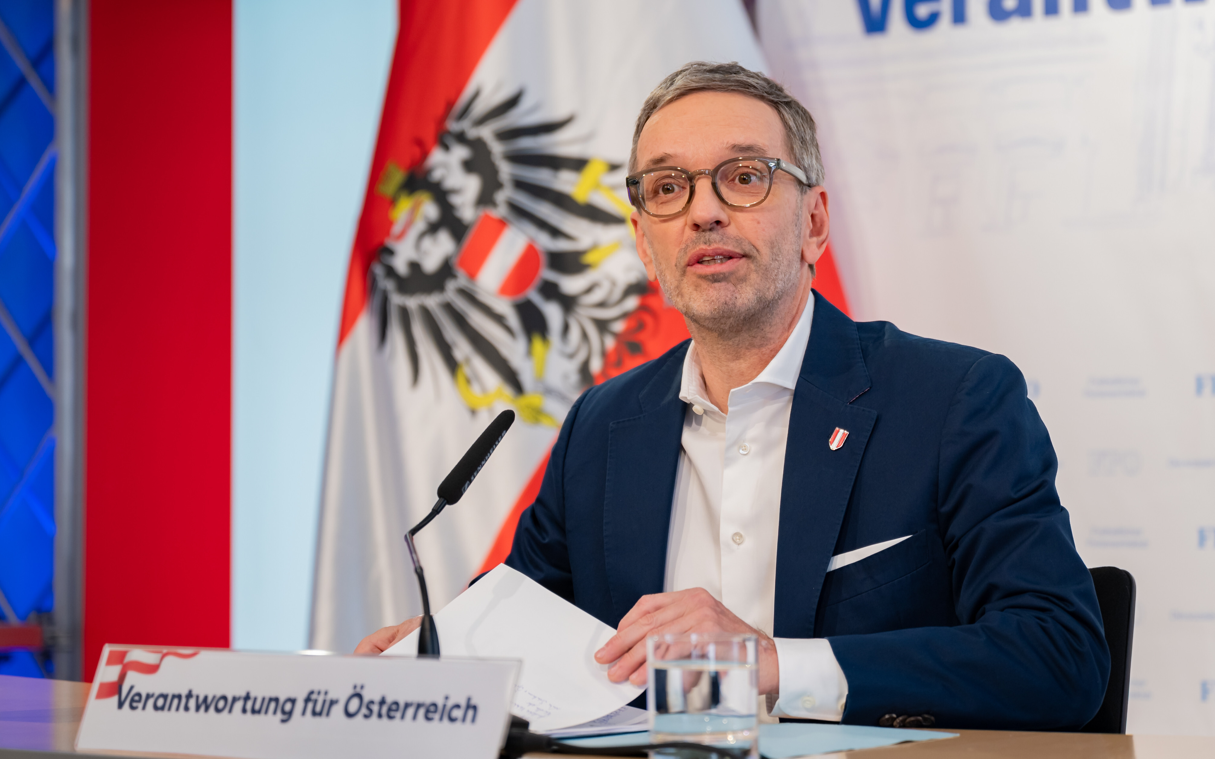 Die FPÖ verfolgt das Ziel einer „Festung Österreich“ und lehnt europäische Solidarität sowie EU-Entscheidungen ab. 