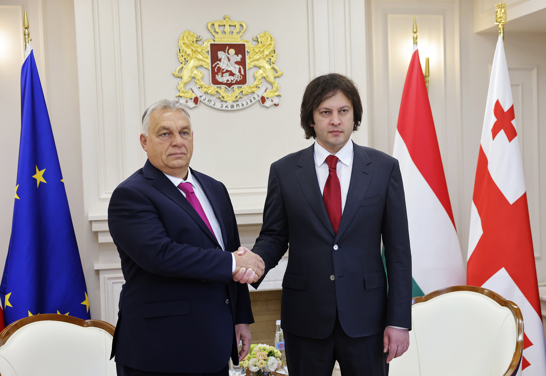 georgische Premierminister Irakli Kobachidse, rechts, und der ungarische Premierminister Viktor Orban während ihres Treffens in Tiflis, Georgien