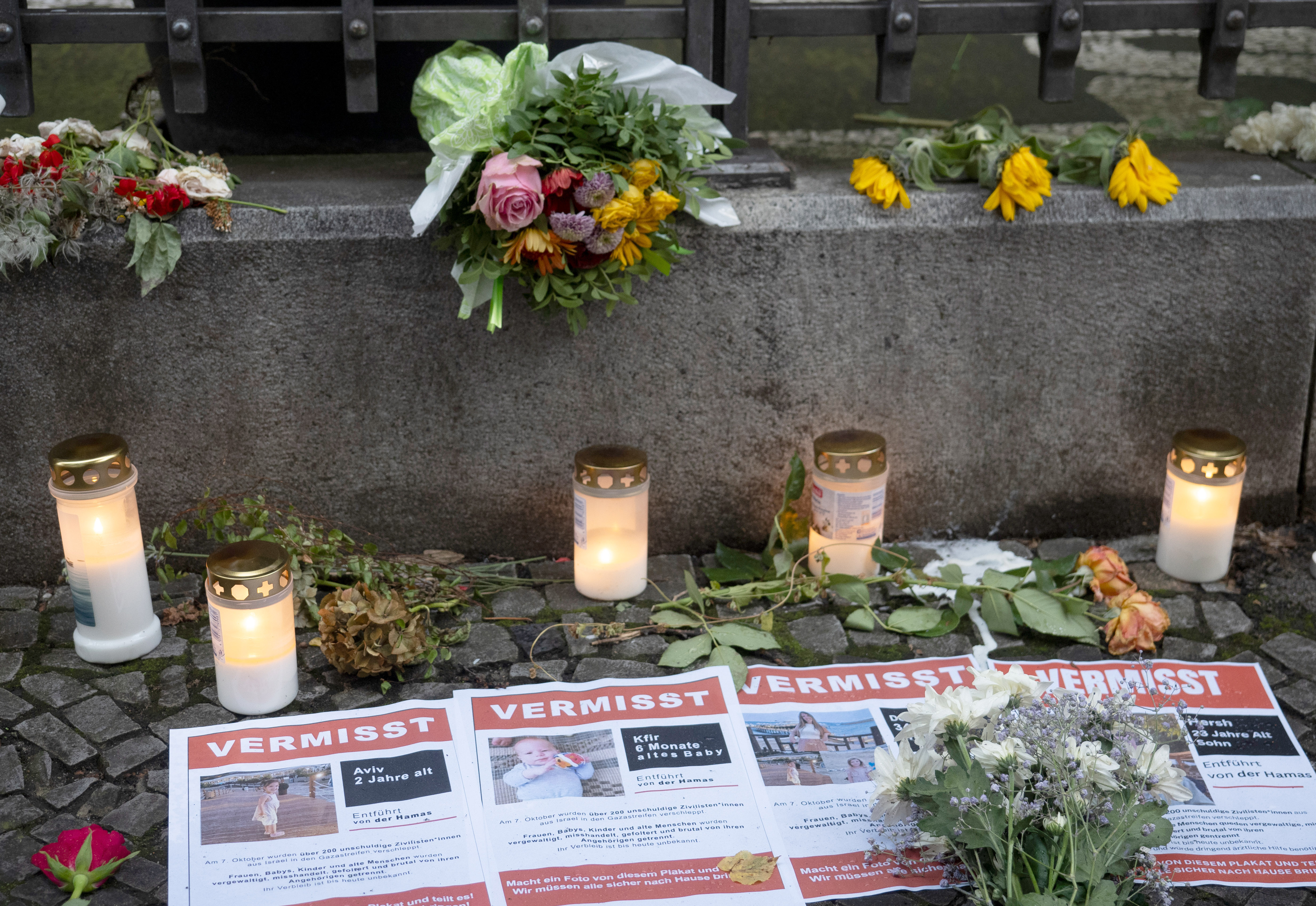 An der jüdischen Synagoge in der Oranienburger Straße liegen zum Gedenken an die Opfer des Terrorangriffs der Hamas Blumen. 