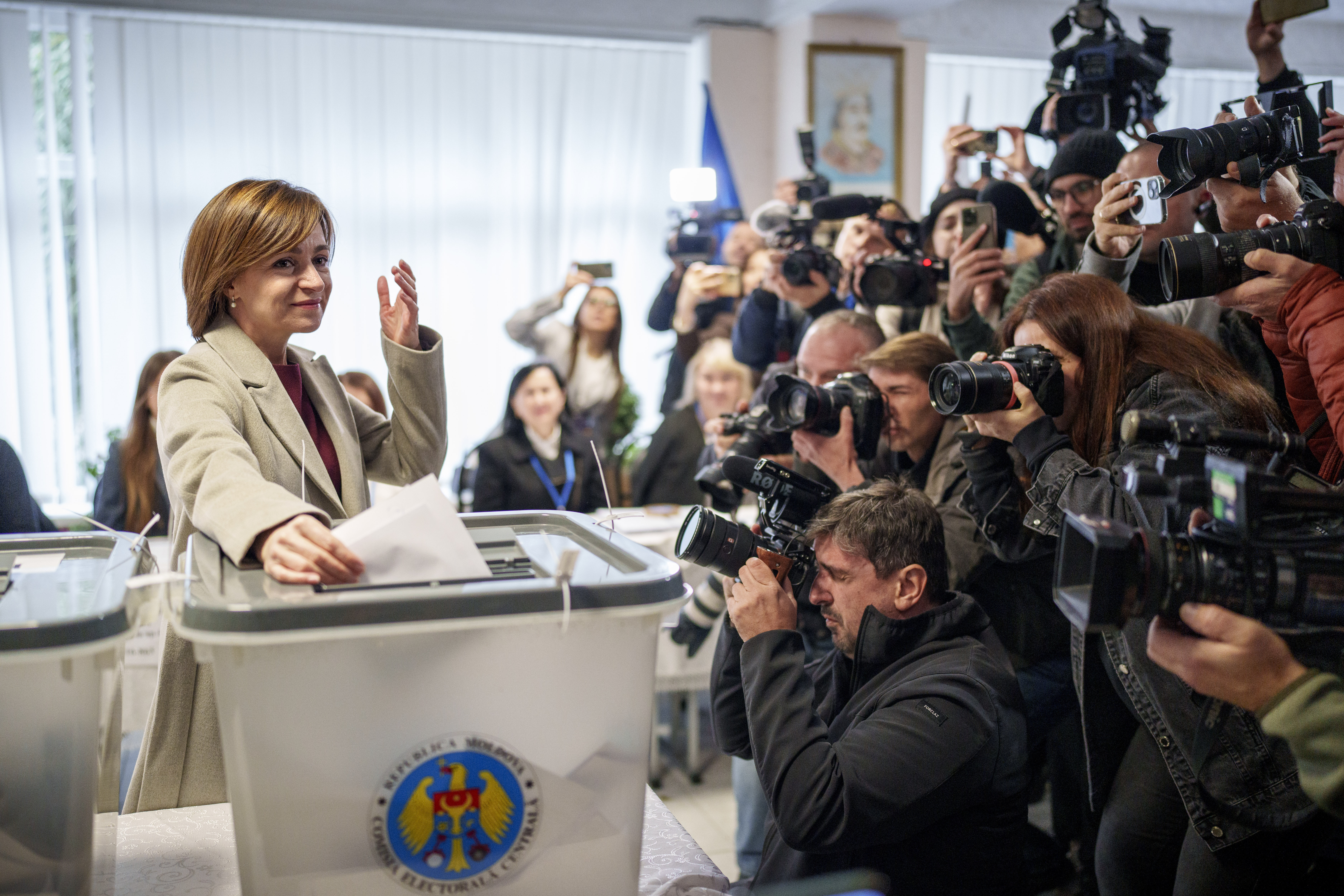 Moldaus Präsidentin Maia Sandu steht nach einem knappen Referendumserfolg vor einer unsicheren Stichwahl