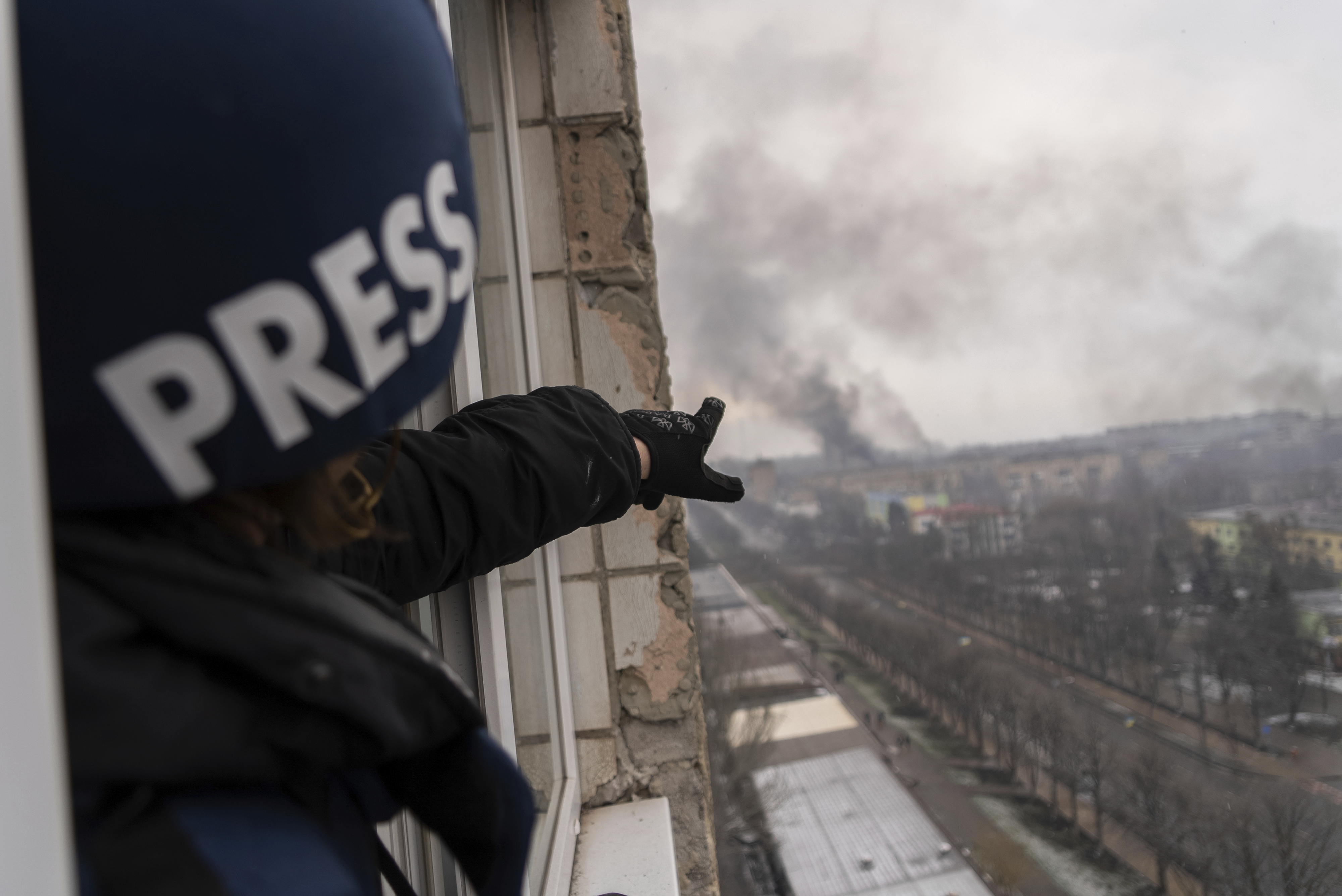 Der Associated Press-Fotograf Evgeniy Maloletka zeigt auf den Rauch, der nach einem Luftangriff auf ein Entbindungskrankenhaus in Mariupol, Ukraine, aufsteigt, Mittwoch, 9. März 2022