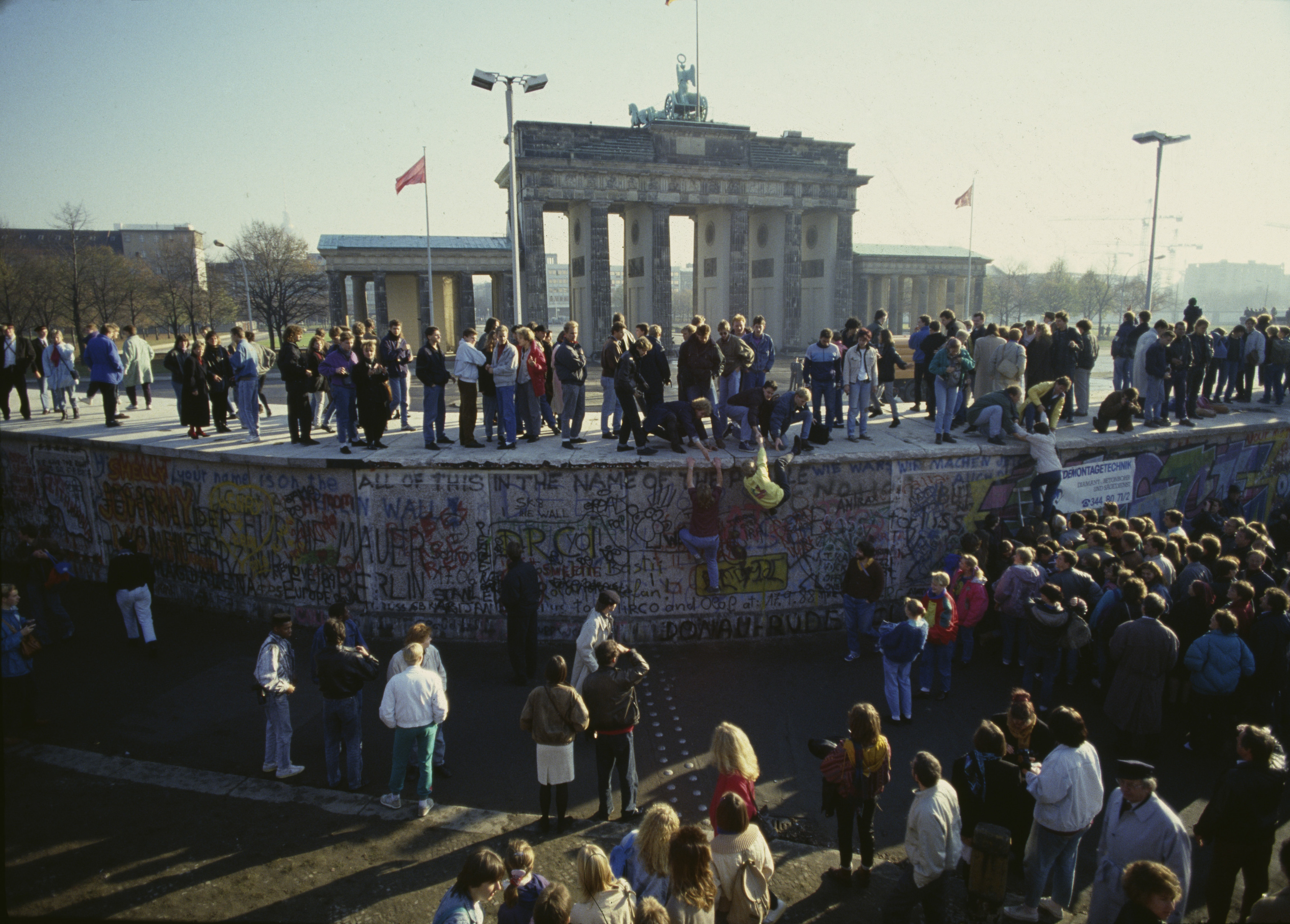 Berliner aus beiden Teilen der Stadt auf der Mauer am Brandenburger Tor. 