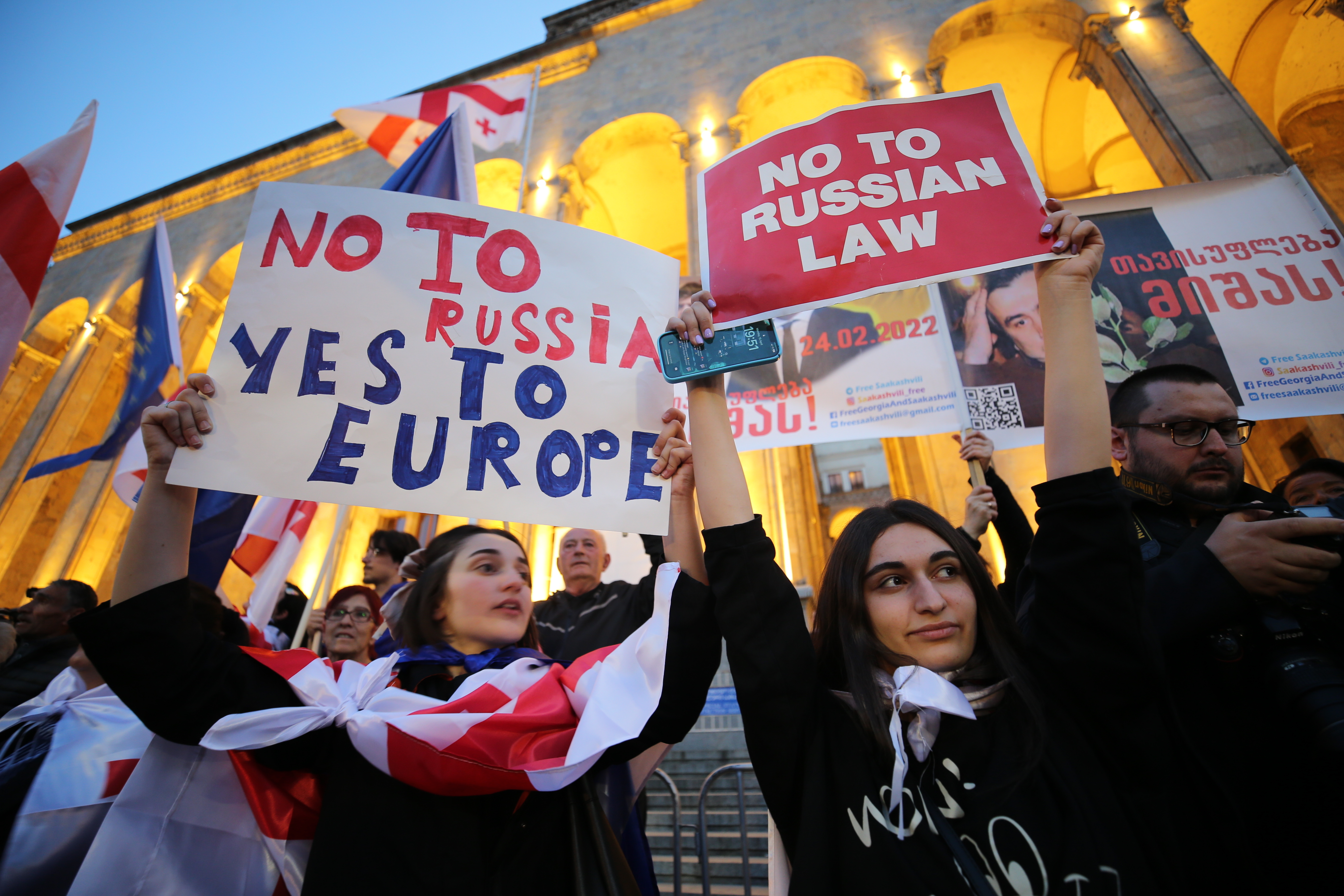 Demonstranten versammeln sich in Tiflis, Georgien, um gegen die Einführung des „Gesetzes über ausländische Agenten“ zu protestieren