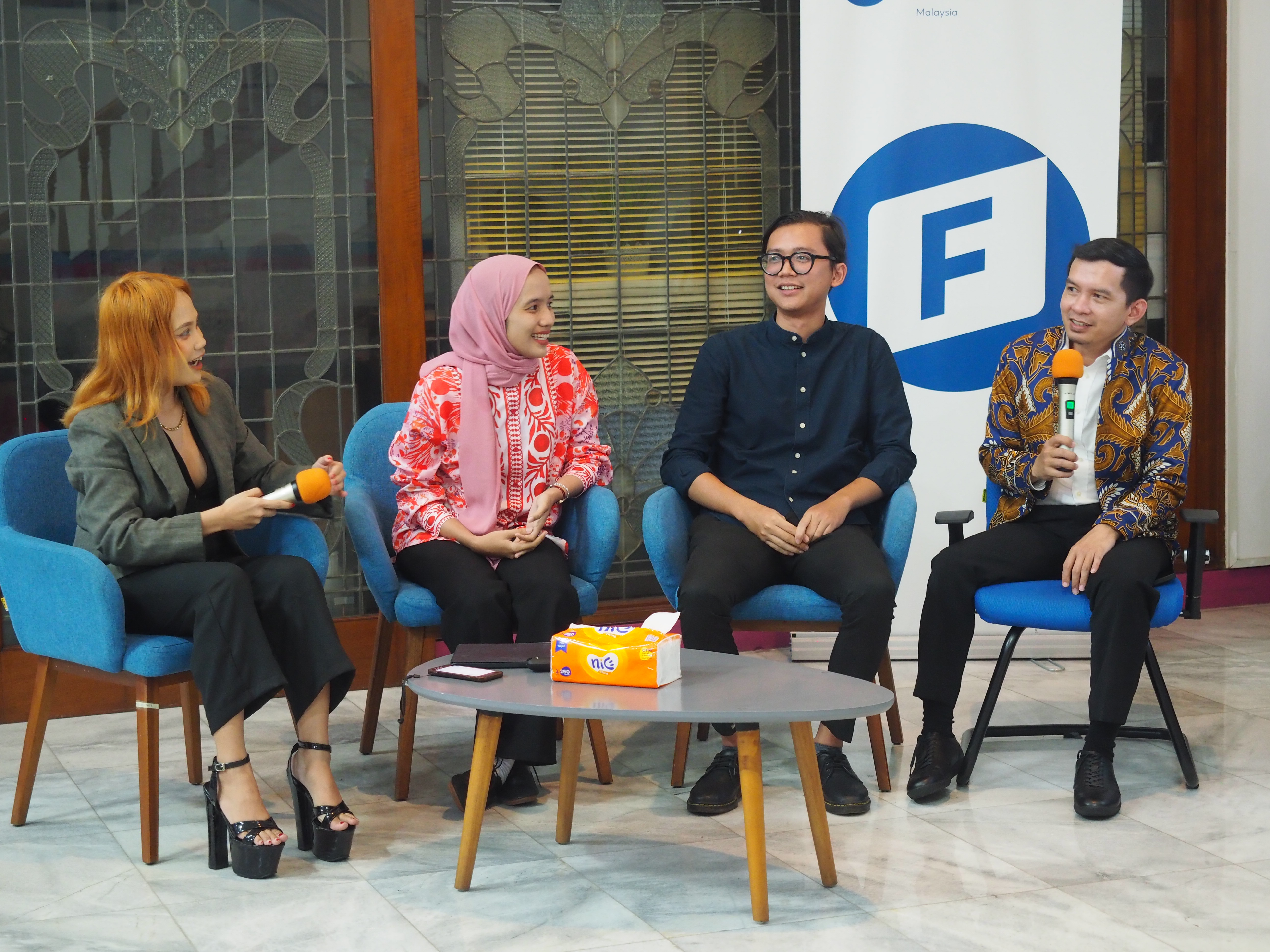 Dari kiri ke kanan: Raina Salsabil (moderator), Ratu Tasya (Peneliti, Scholarium LP3ES), Hafizh Nabiyyin (Kepala Divisi Kebebasan Berekspresi, SAFEnet), Dimas Saudian (Penyuluh Hukum Ahli Muda, Direktorat Jenderal HAM).