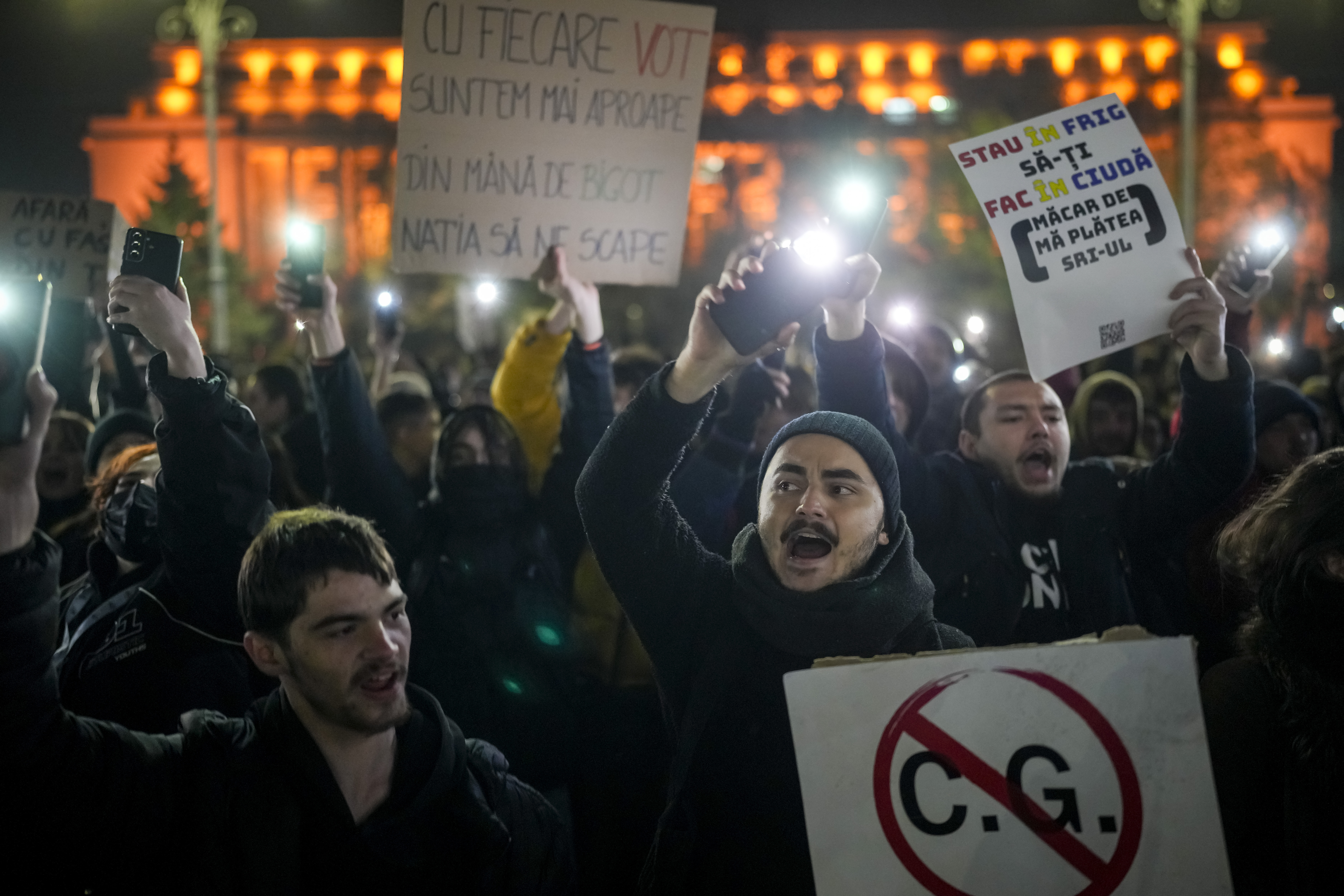 Jugendliche rufen Slogans und blinken mit ihren Handys in Bukarest, Rumänien, am Mittwoch, 27. November 2024, während einer Demonstration gegen Calin Georgescu, den unabhängigen Kandidaten für das rumänische Präsidentenamt, der die erste Wahlrunde gewonnen hat und in die Stichwahl am 8. Dezember einzieht. 