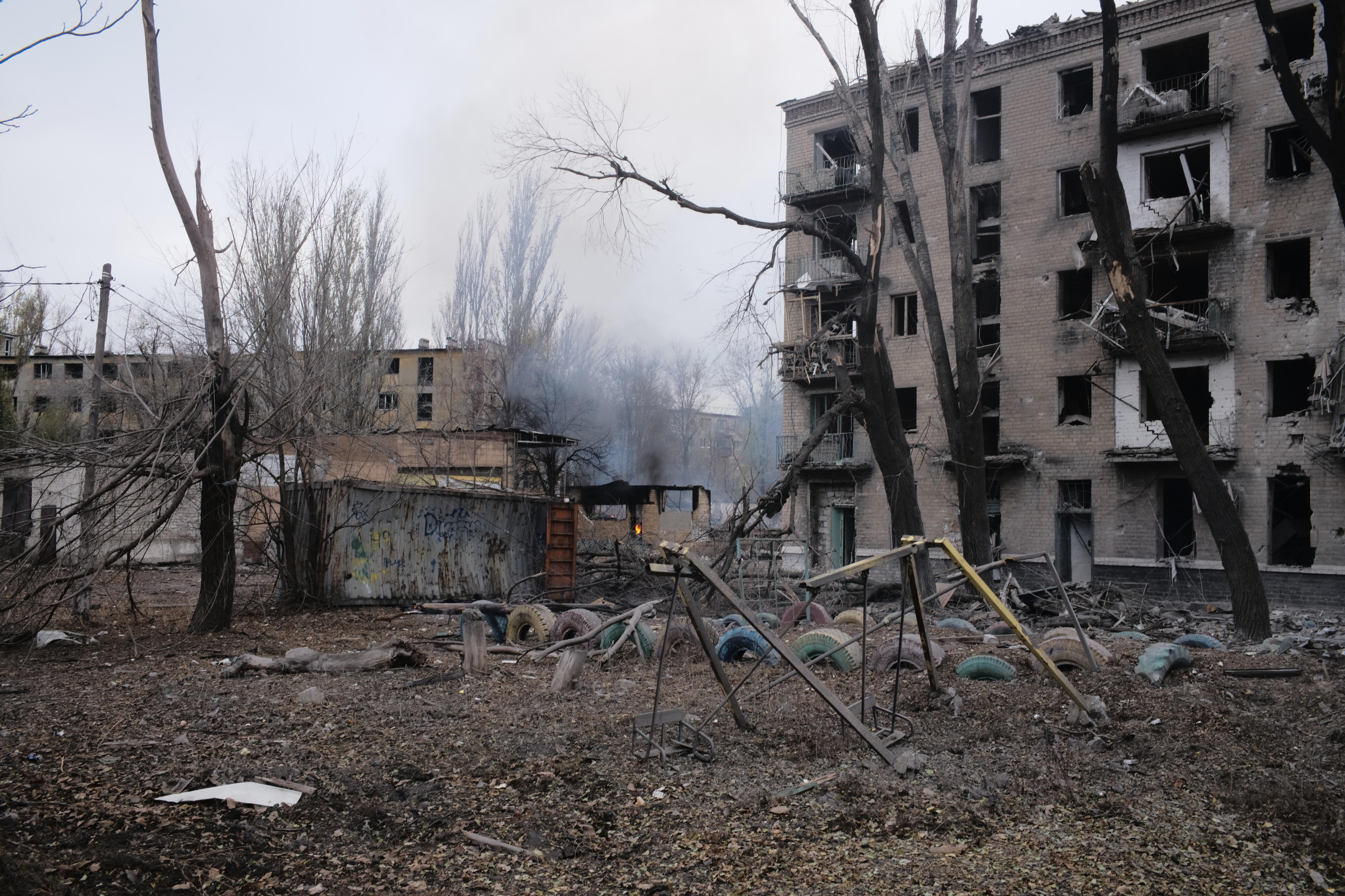 Rauch steigt aus einem bombardierten Gebiet auf, während der russisch-ukrainische Krieg weitergeht, am 14. November 2024 in Myrnohrad, Gebiet Donezk