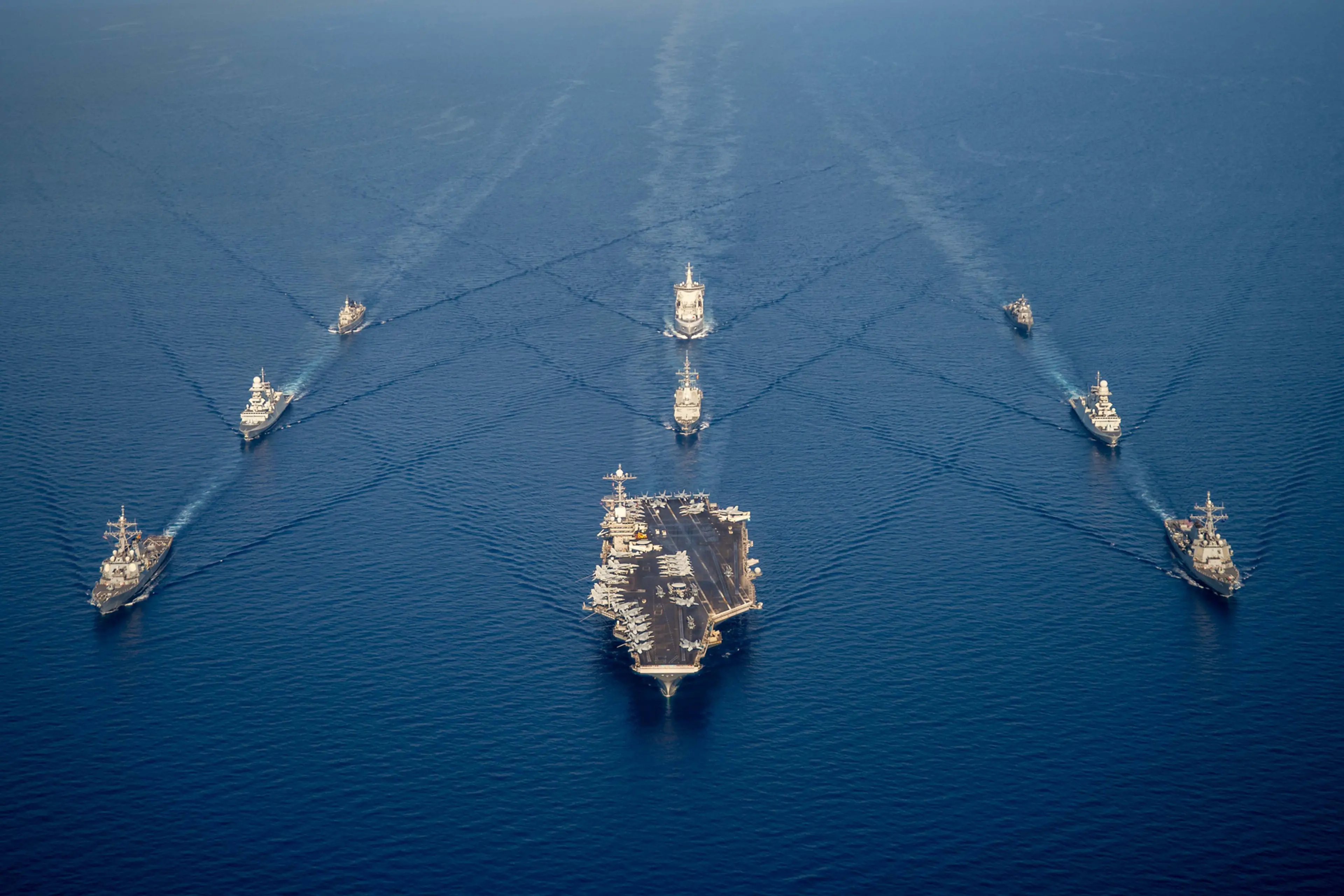 Schiffe der Standing NATO Maritime Group 2 fahren in Formation im Mittelmeer