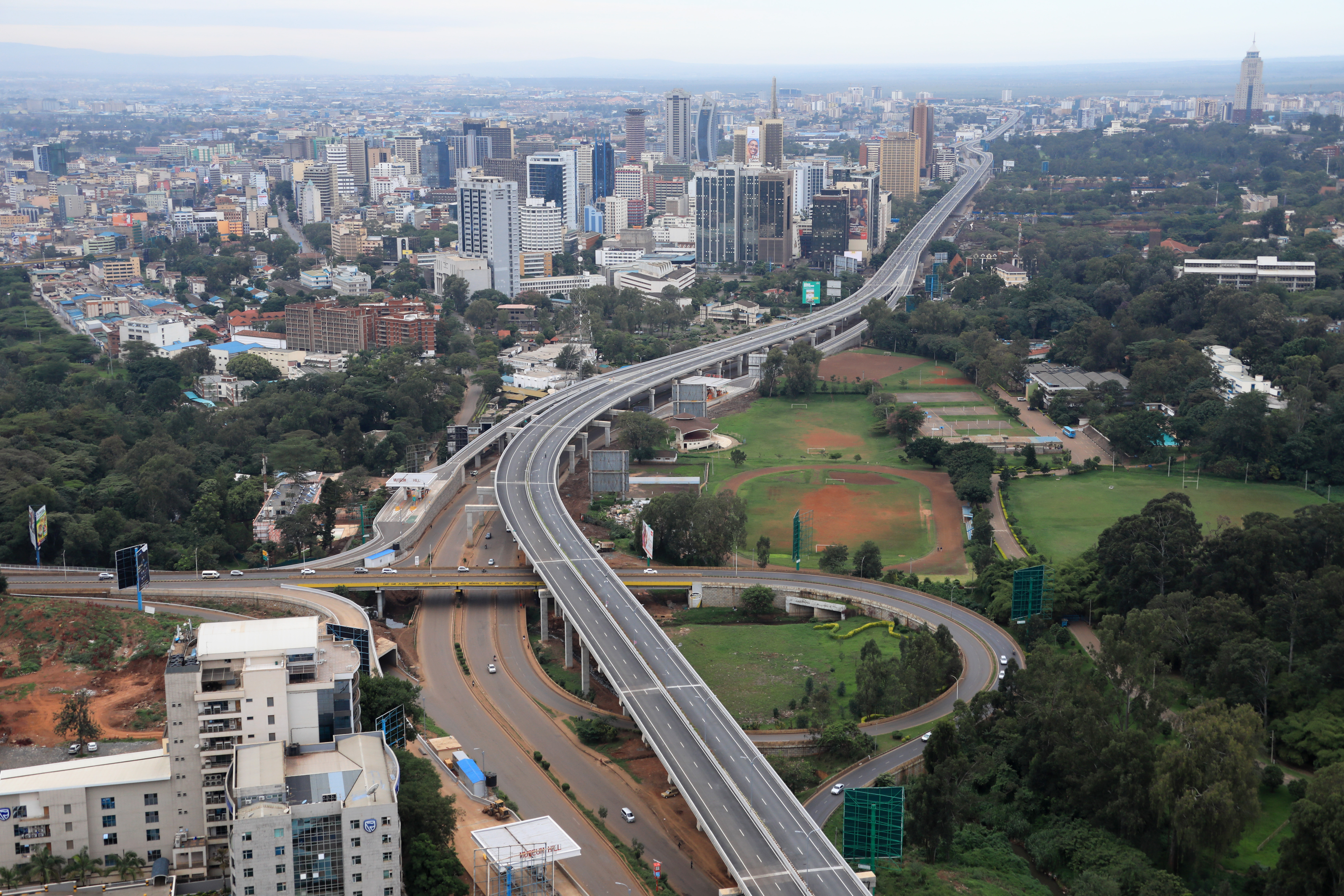 der von der China Road and Bridge Corporation in Nairobi, Kenia, gebaute Nairobi Expressway.